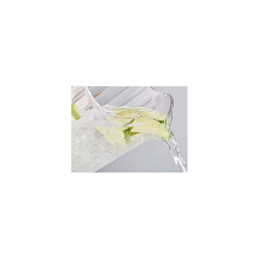 Wasser wird aus einer Karaffe mit Limetten und Eiswürfeln gegossen.