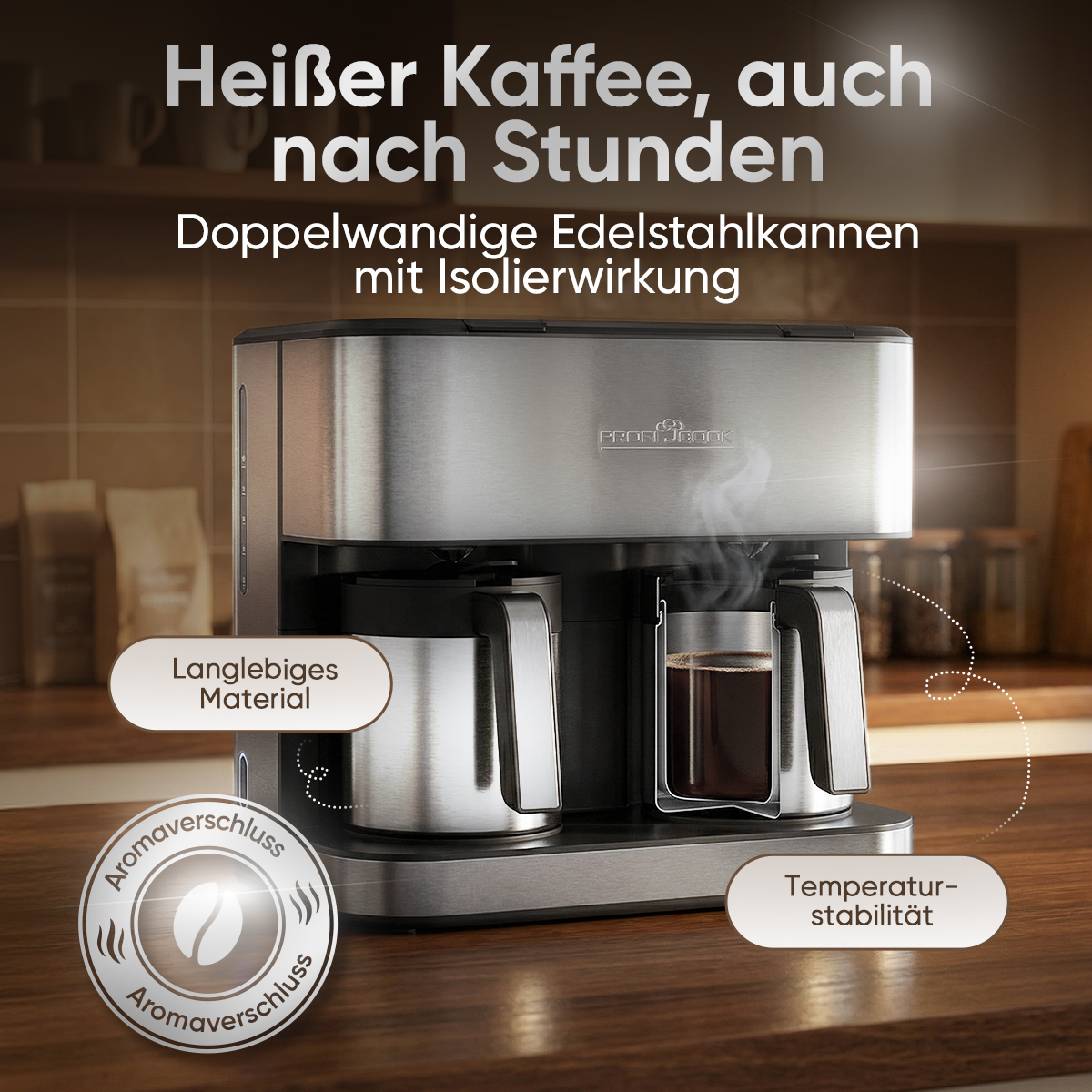 Eine Edelstahl-Kaffeemaschine mit zwei Kannen steht auf einer Holzarbeitsplatte in einer modernen Küche.