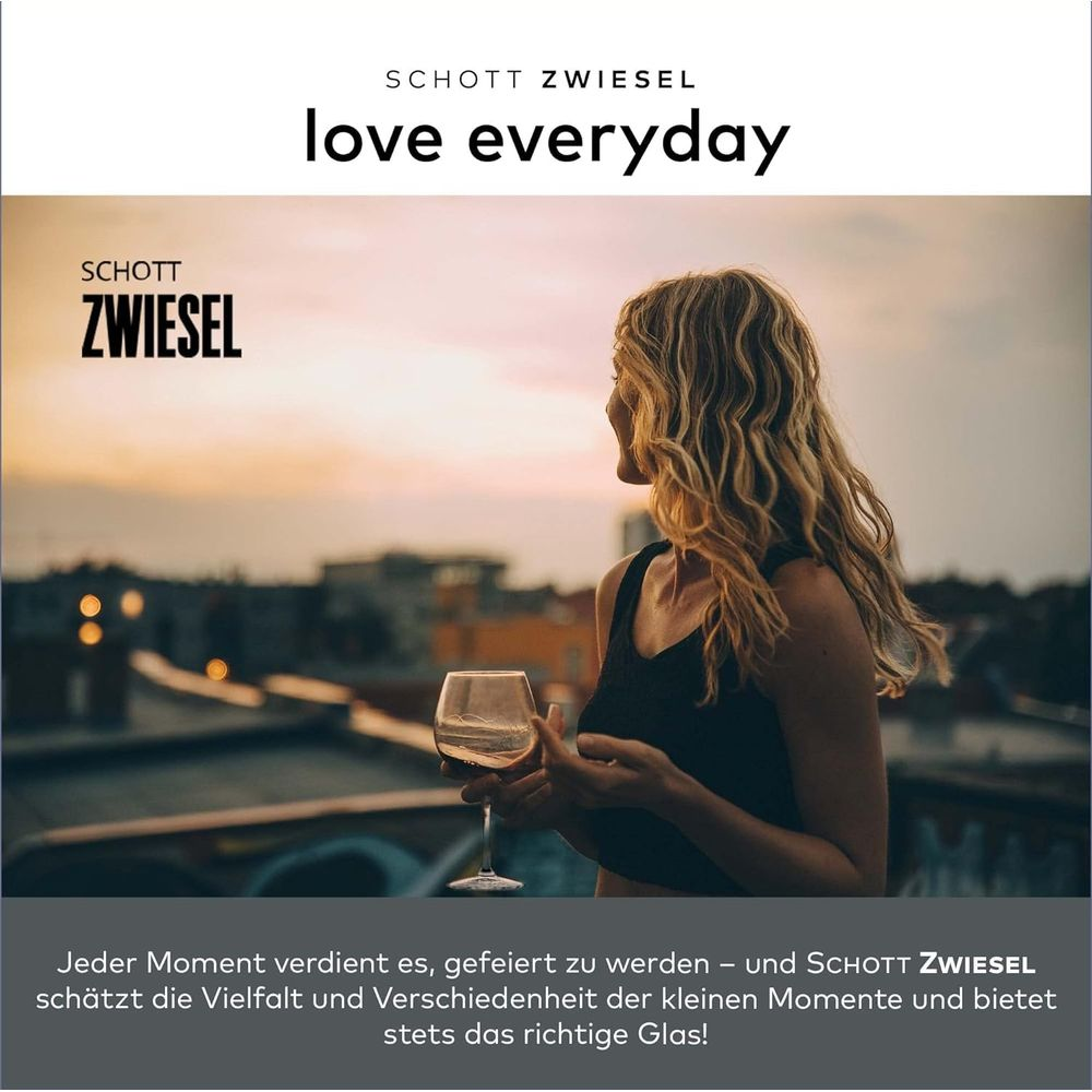Blonde Frau hält ein Weinglas vor einer Stadtkulisse bei Sonnenuntergang.