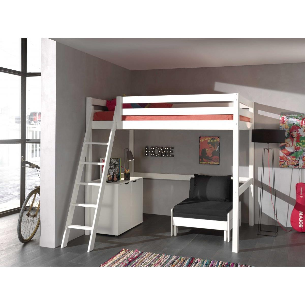 Ein weißes Hochbett mit Leiter, darunter ein Schrank, ein Sessel und eine Lampe in einem modernen Raum.