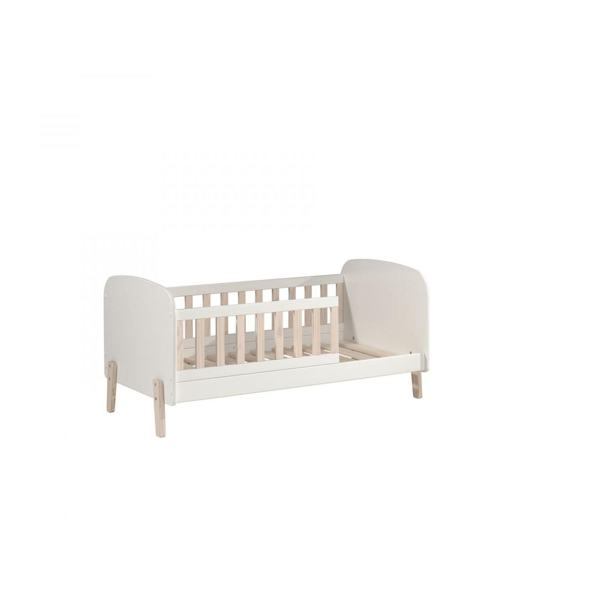 Ein weißes Babybett mit Holzbeinen und abnehmbarem Gitter auf weißem Hintergrund.
