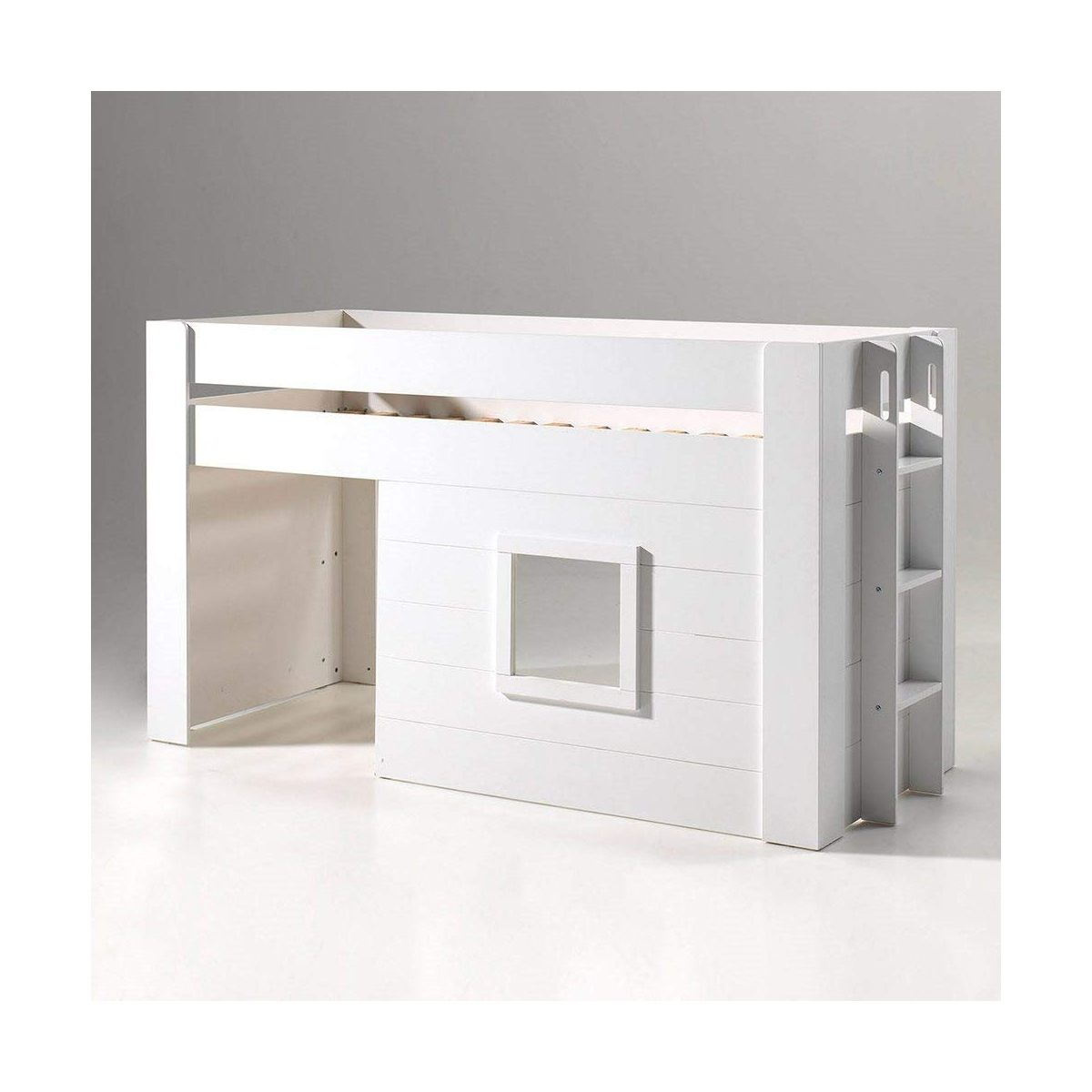 Weißes Kinderhochbett mit integriertem Spielhaus unten und einer Leiter an der Seite.