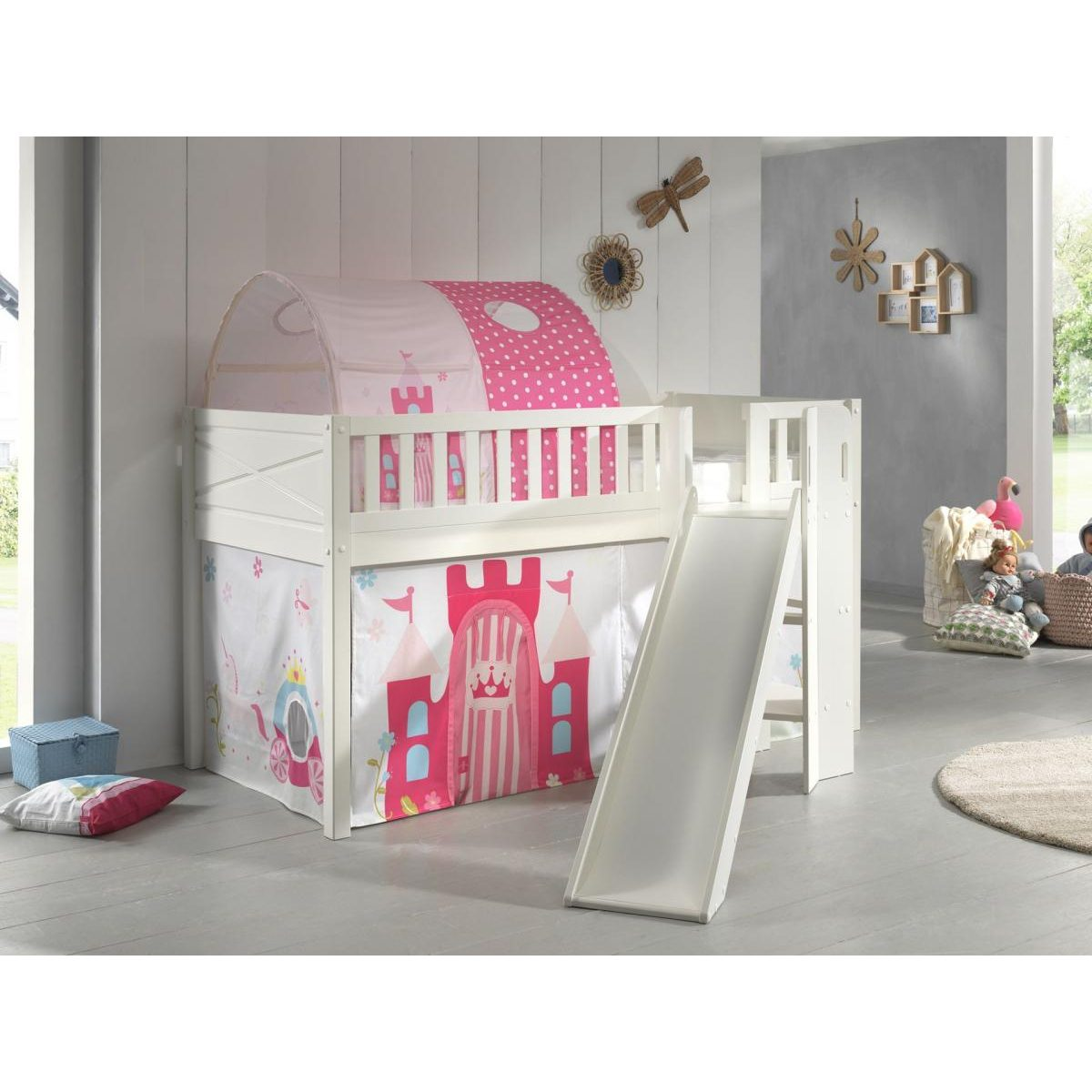 Ein weißes Kinder-Hochbett im rosa Prinzessinnen-Schloss-Design mit Rutsche, Treppe und Stoffdach.