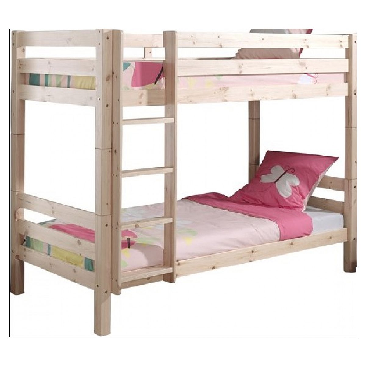 Ein hölzernes Etagenbett mit rosafarbenen Bettwäsche mit Schmetterlingsmotiven und einer integrierten Leiter.