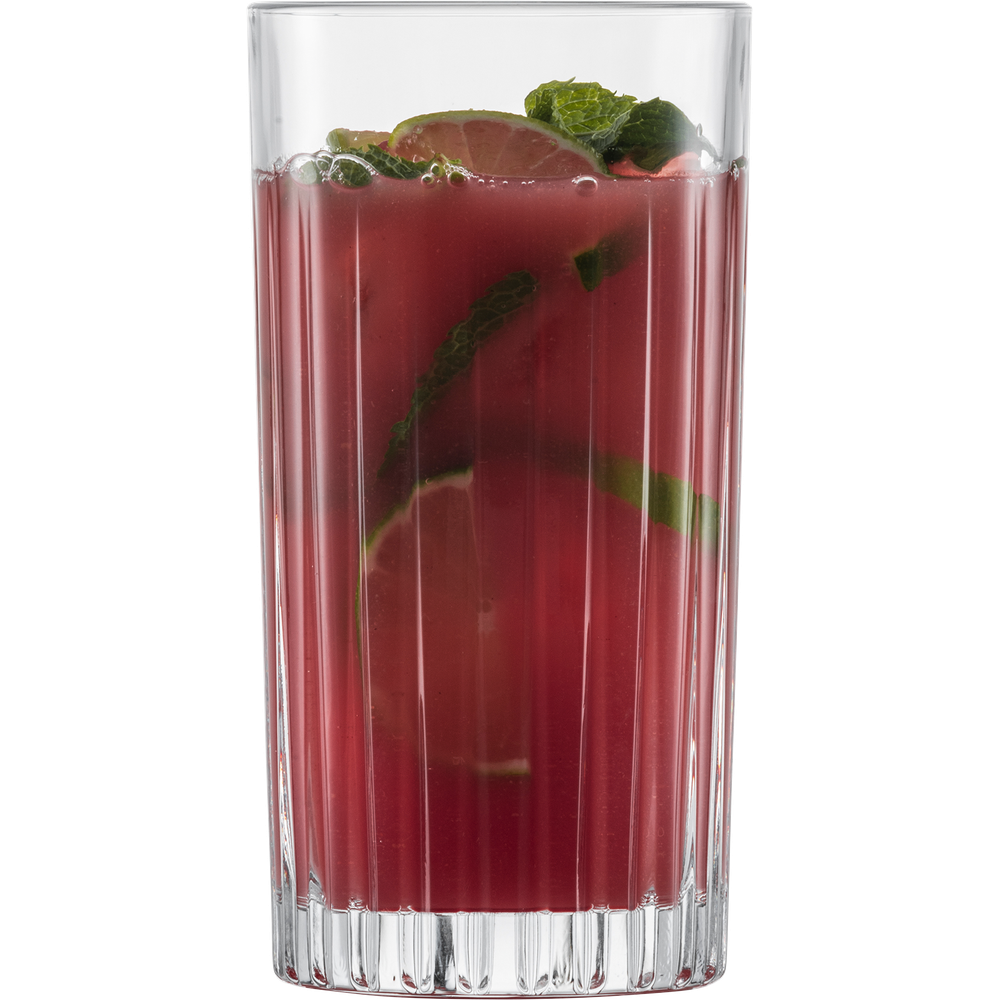 Ein hohes, gerilltes Glas mit rotem Fruchtsaft, Limettenscheiben und frischen Minzblättern.