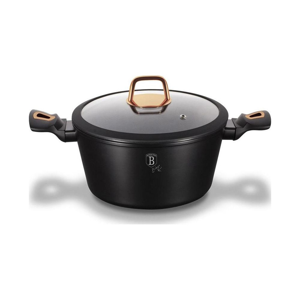 Une casserole noire avec couvercle en verre, poignées dorées et logo blanc sur fond blanc.