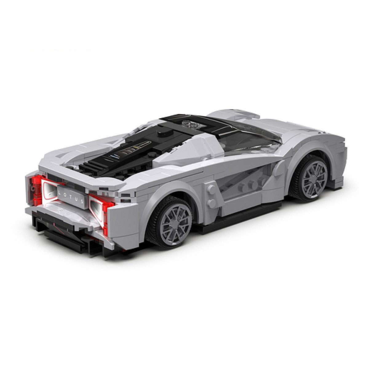 Ein detailliertes graues Lego-Auto im Maßstab auf weißem Hintergrund, von hinten links gesehen.