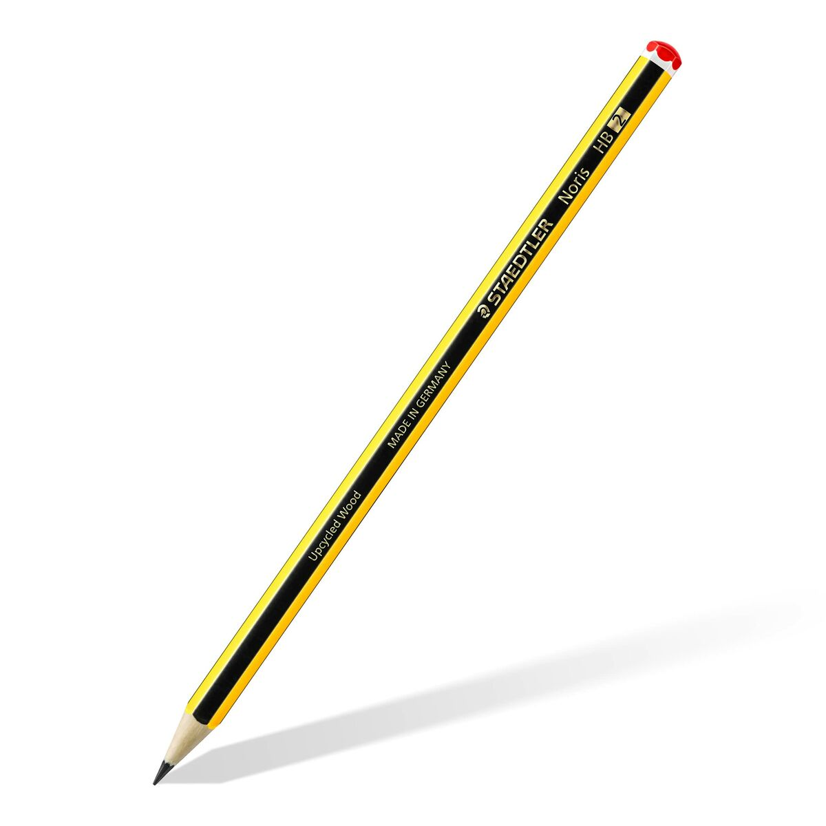 Ein gelb-schwarzer Staedtler Noris HB 2 Bleistift mit rotem Ende auf weißem Hintergrund.