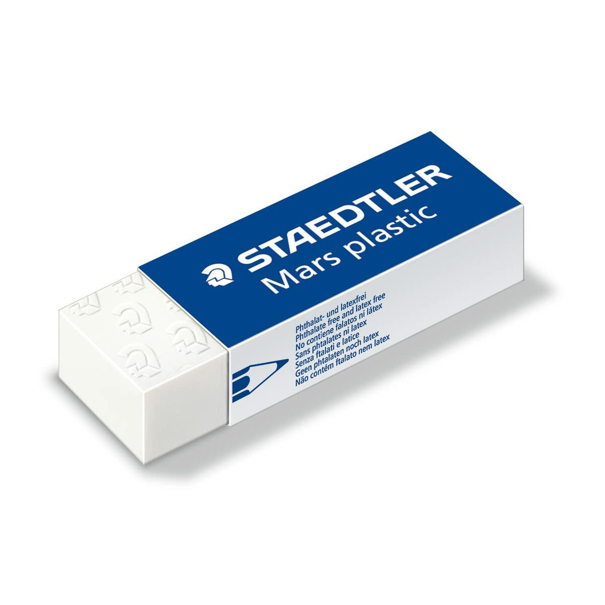 Ein weißer Staedtler Mars Plastic Radiergummi mit blauer Schutzhülle auf weißem Grund.