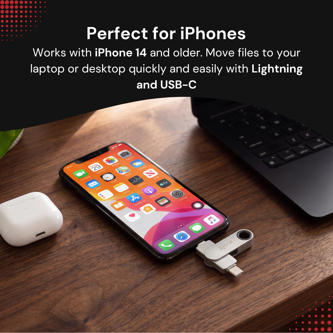 iPhone z podłączonym pendrivem leży na drewnianym biurku obok etui na AirPods.