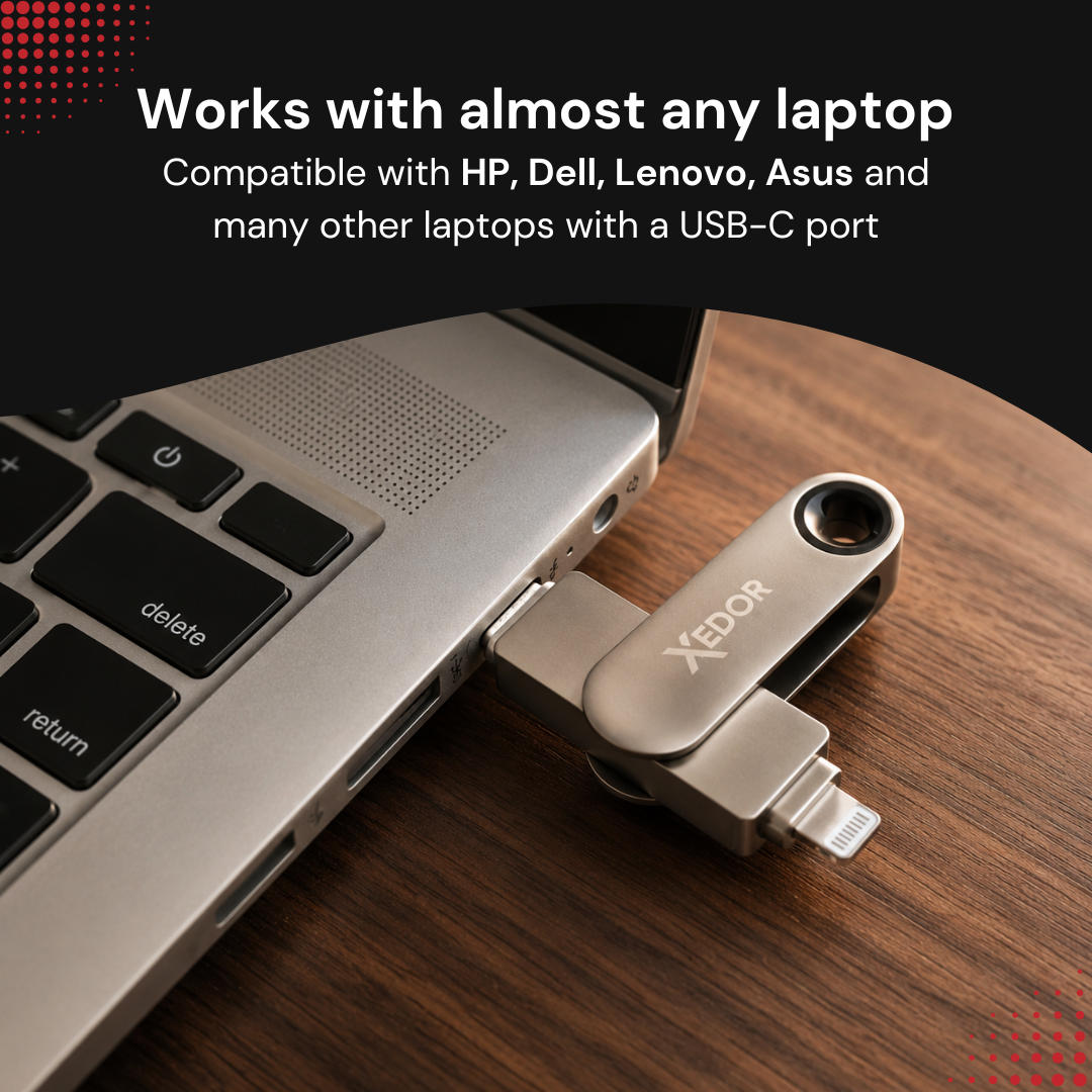 Adapter USB-C XEDOR jest podłączony do srebrnego laptopa stojącego na drewnianym biurku.