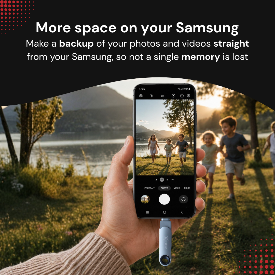 Ręka trzyma telefon Samsung z dziećmi nad jeziorem, z podłączoną pamięcią USB.
