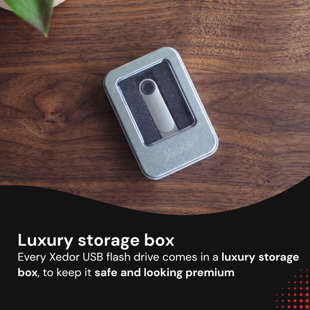 Srebrna pamięć USB w metalowym pudełku na drewnianym stole.
