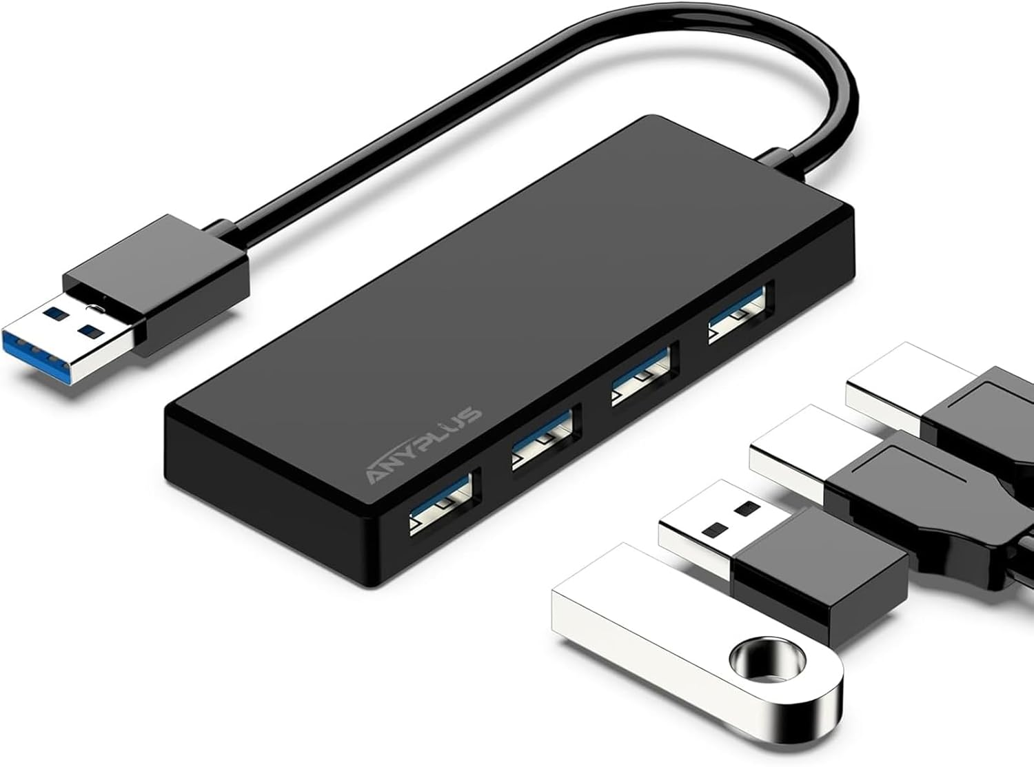 Un concentrador USB negro con cable y múltiples puertos USB, junto con varios accesorios sobre fondo blanco.