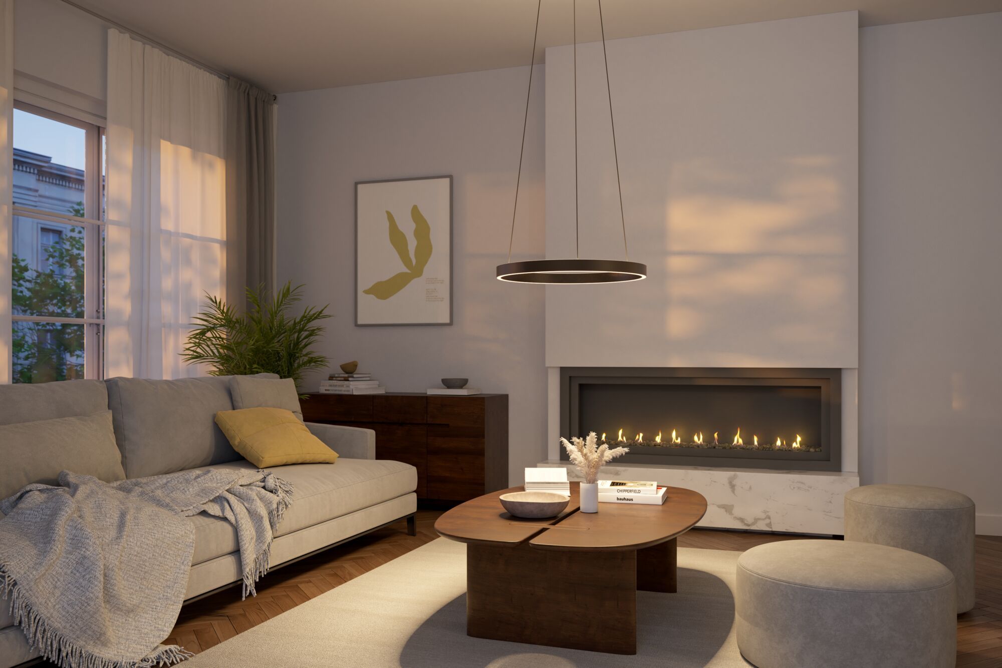 Gemütliches Wohnzimmer mit Sofa, Kamin, Kaffeetisch und Hängeleuchte im warmen Licht.