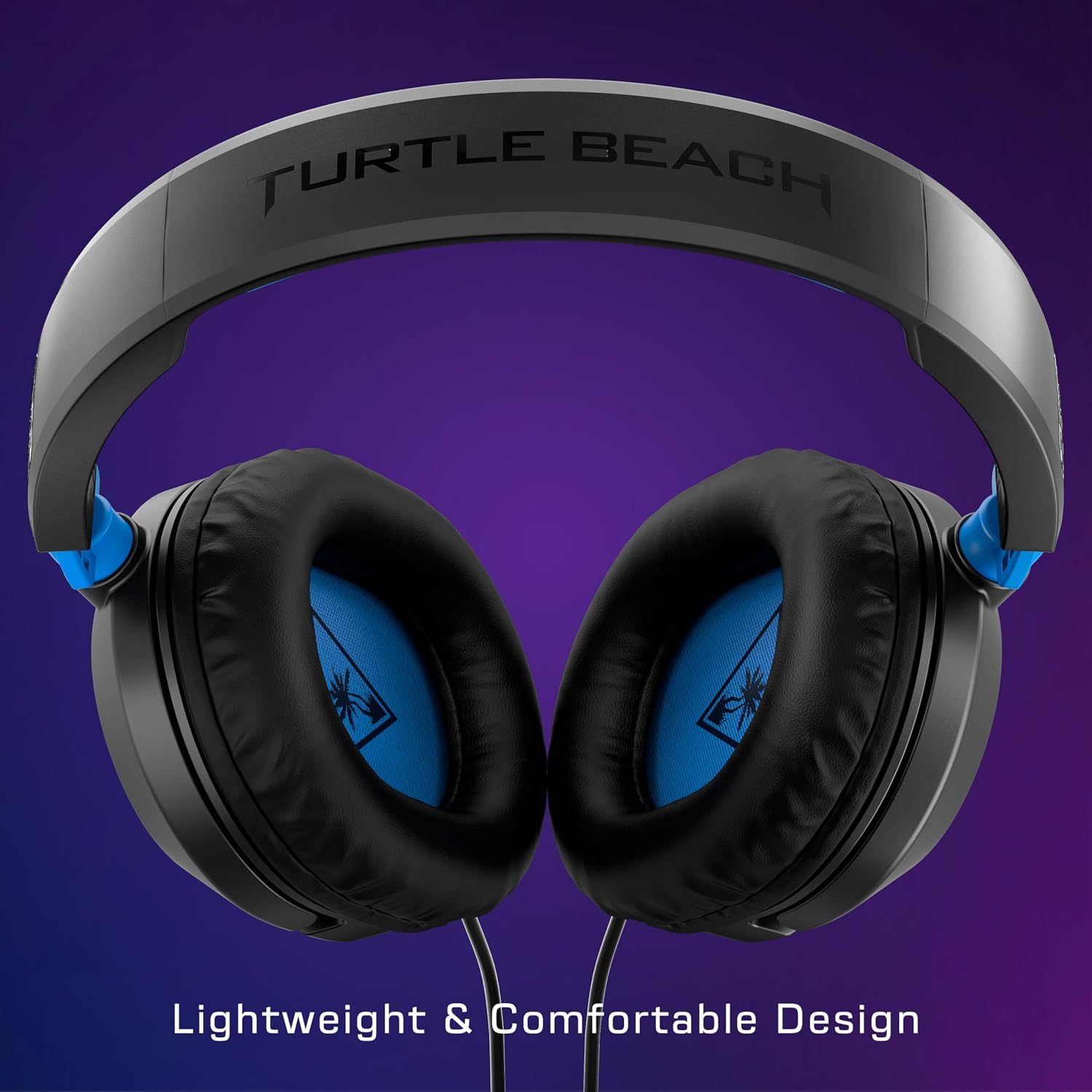 Auriculares gaming Turtle Beach con almohadillas negras, detalles azules y diadema gris sobre fondo morado.