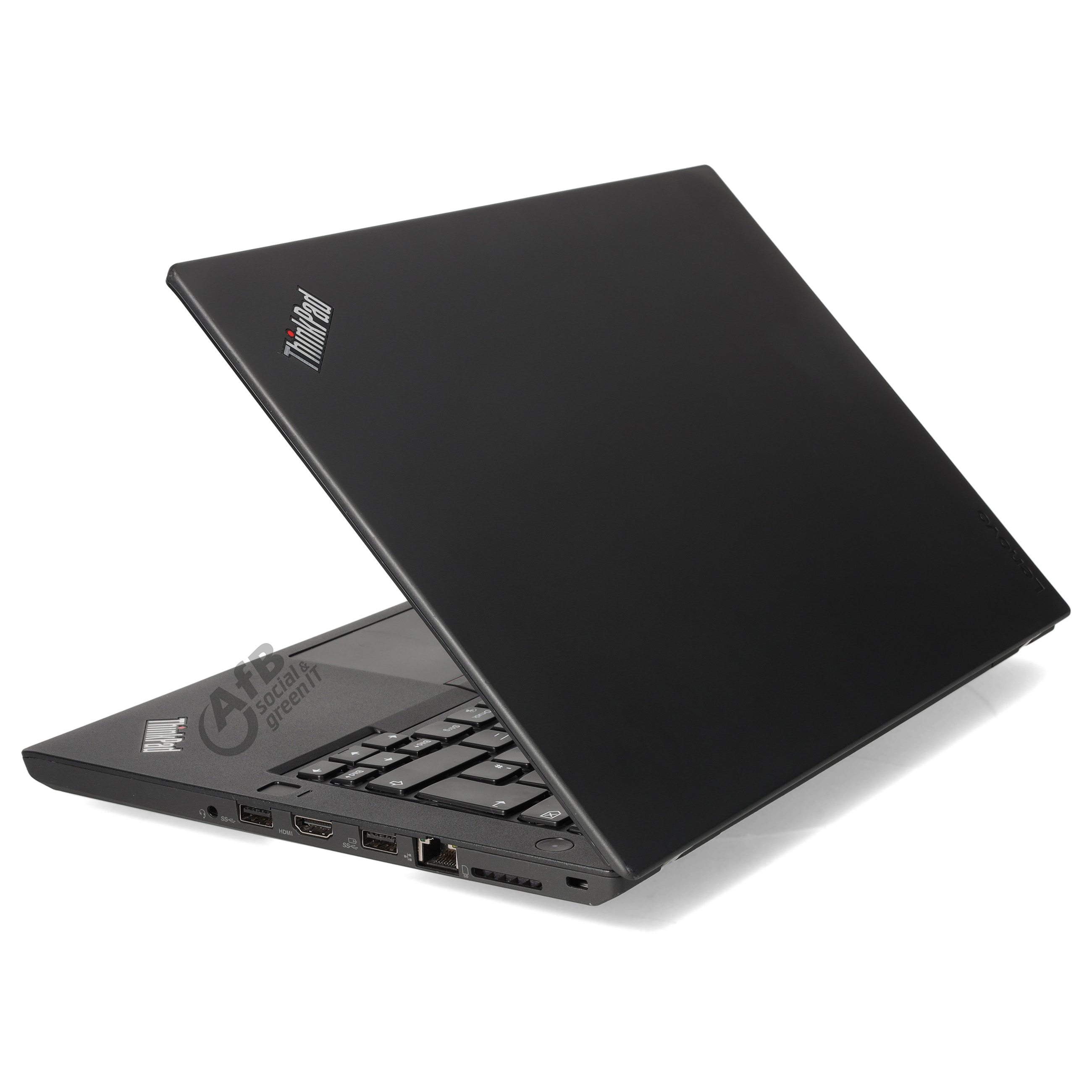Ein geschlossener, schwarzer Lenovo ThinkPad Laptop steht auf einer weißen Oberfläche und zeigt seitliche Anschlüsse.