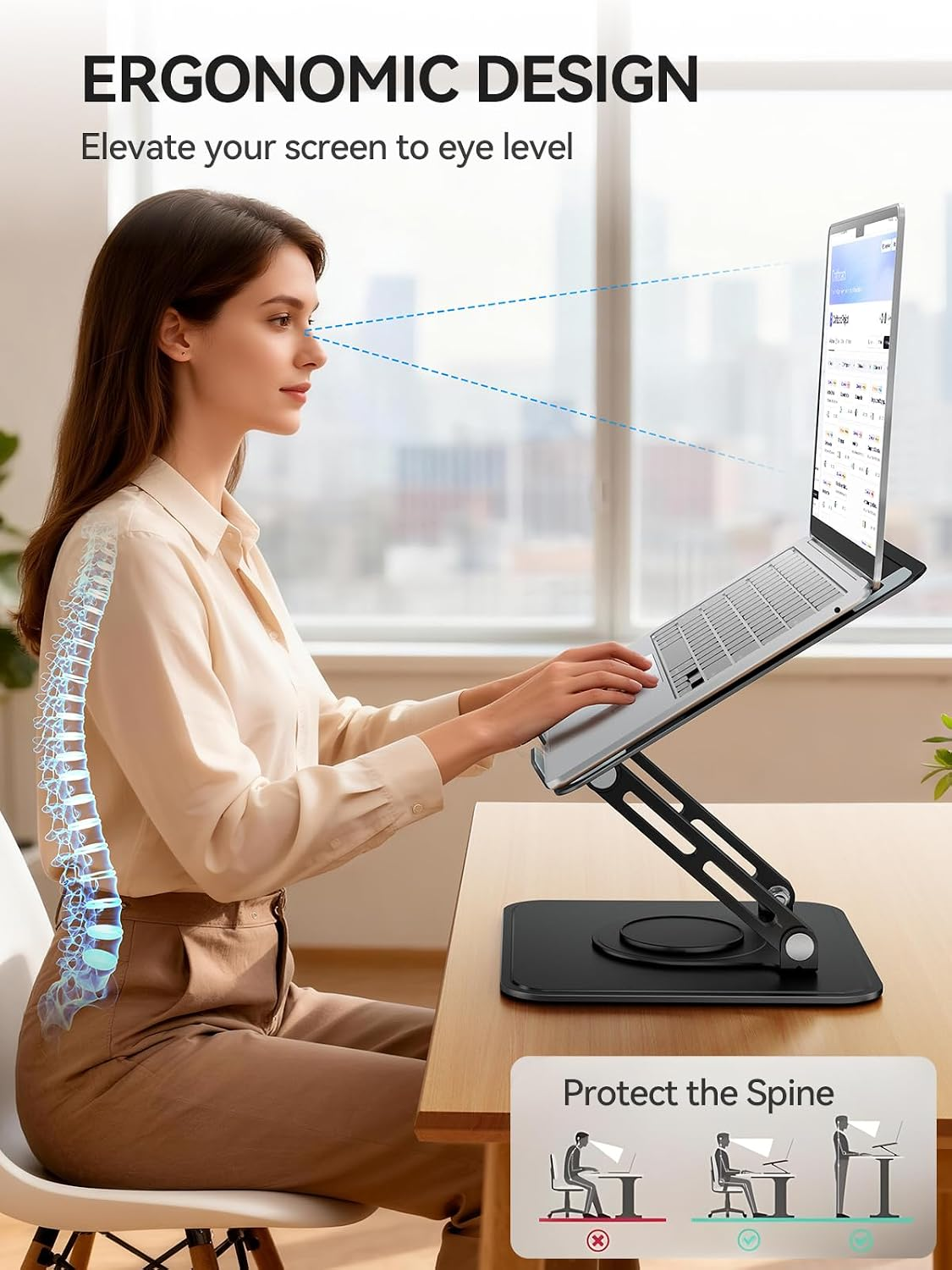Una mujer está sentada en un escritorio escribiendo en una computadora portátil elevada en un soporte ergonómico.