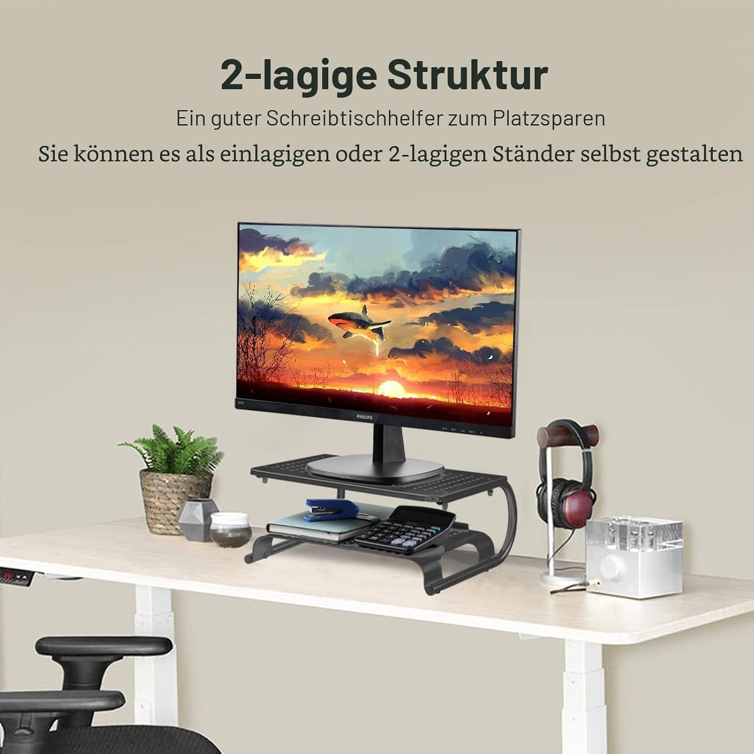 Un soporte para monitor de dos niveles en un escritorio con un monitor, una planta y auriculares.