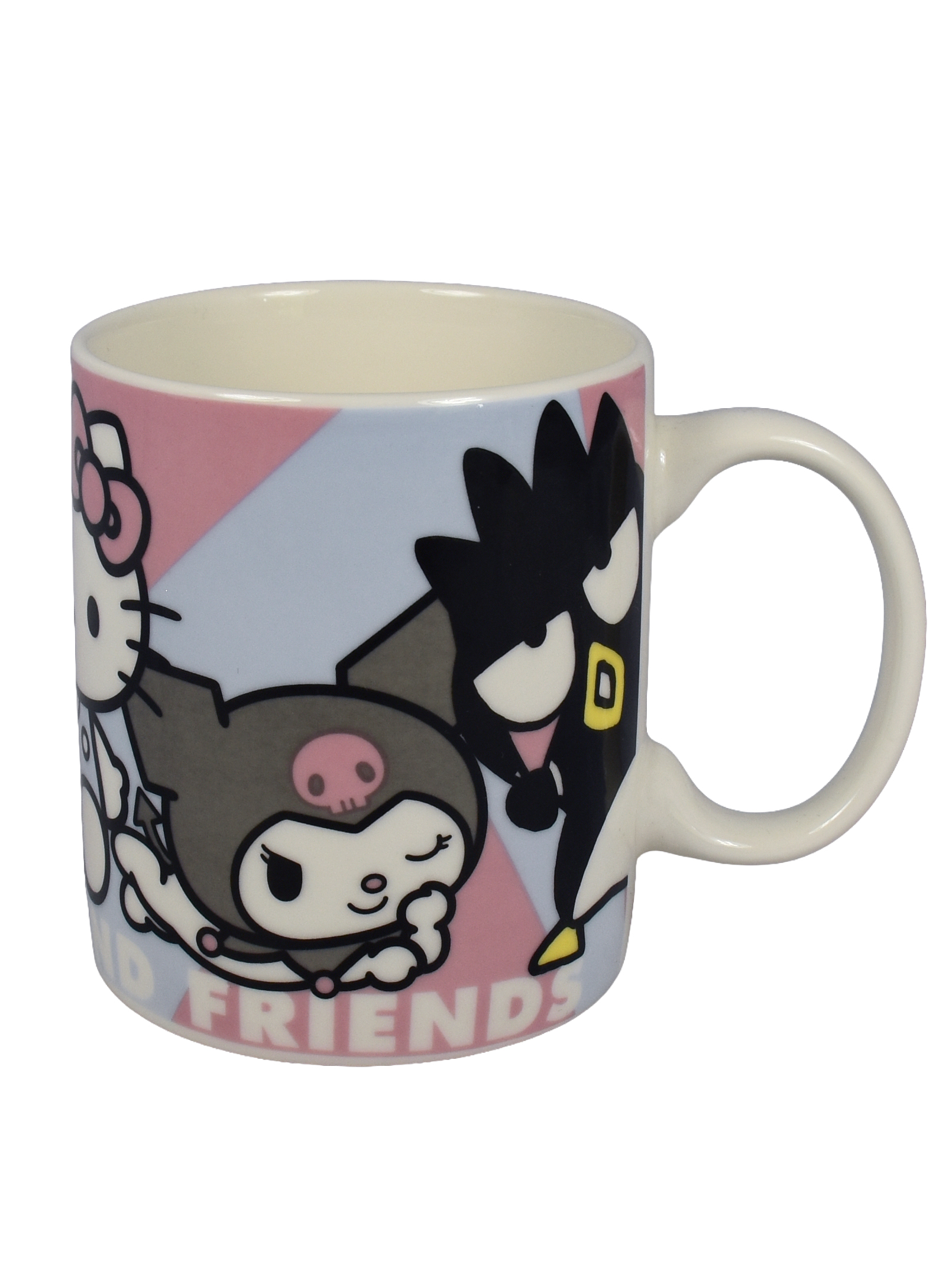Eine weiße Keramiktasse mit Sanrio-Figuren wie Hello Kitty, Kuromi und Badtz-Maru vor einem rosa-blauen Hintergrund.