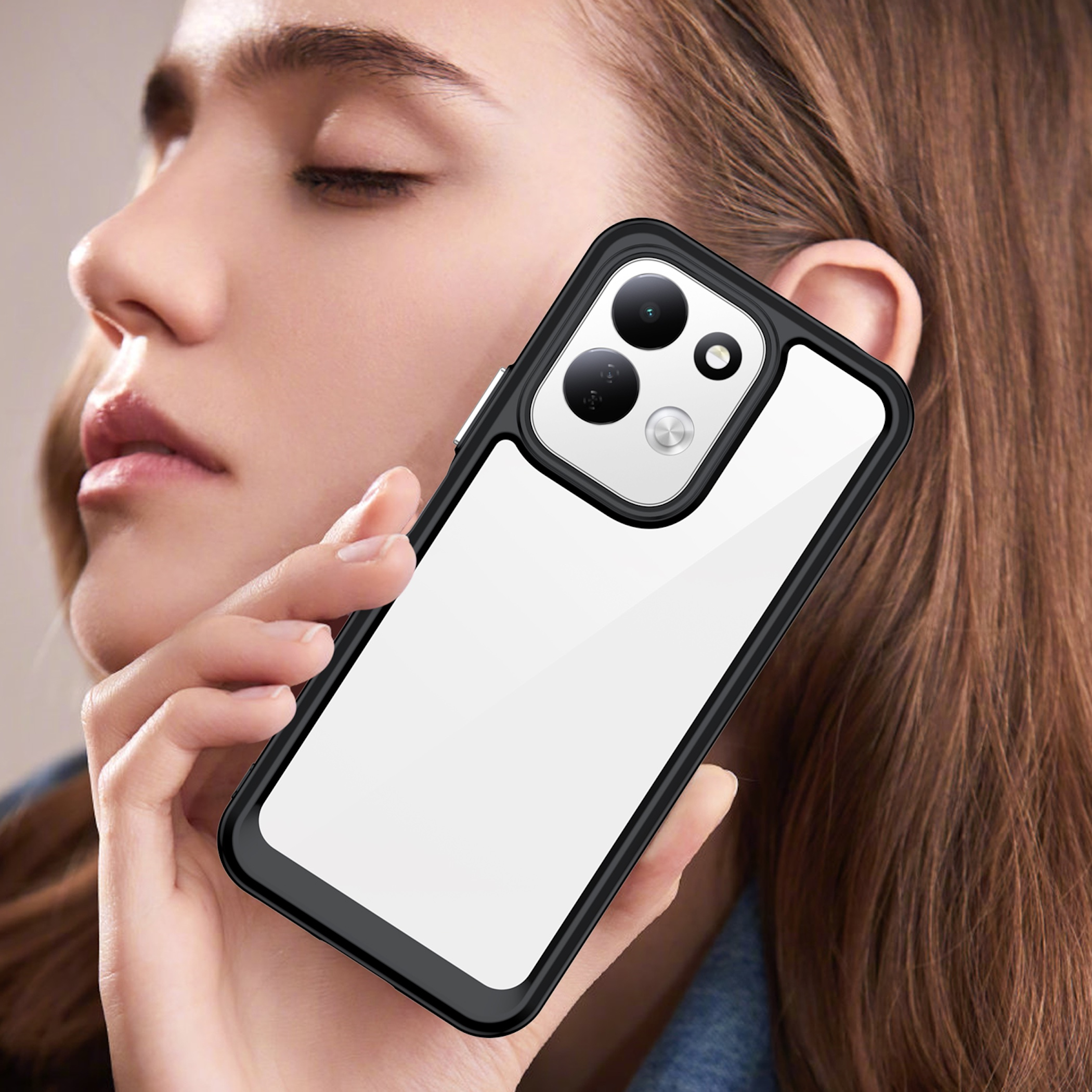 Eine Frau hält ein schwarz-weißes Smartphone mit Dual-Kamera in der Nähe ihres Gesichts.