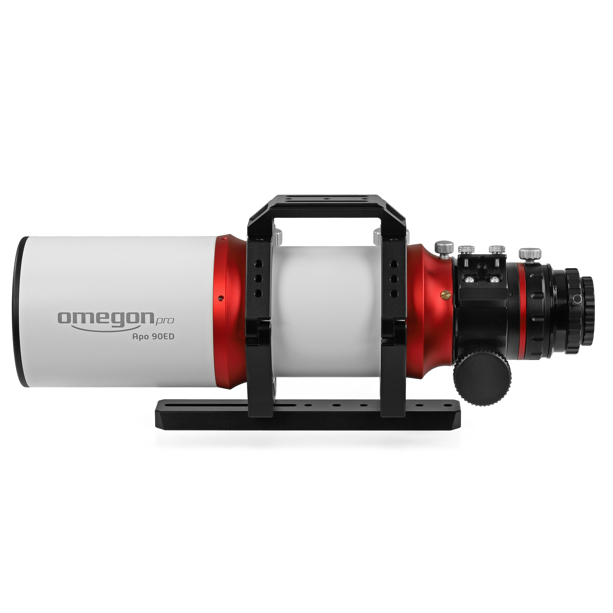 Ein weiß-rotes Omegon Pro Apo 90ED Teleskop mit schwarzen Halterungen auf weißem Hintergrund.