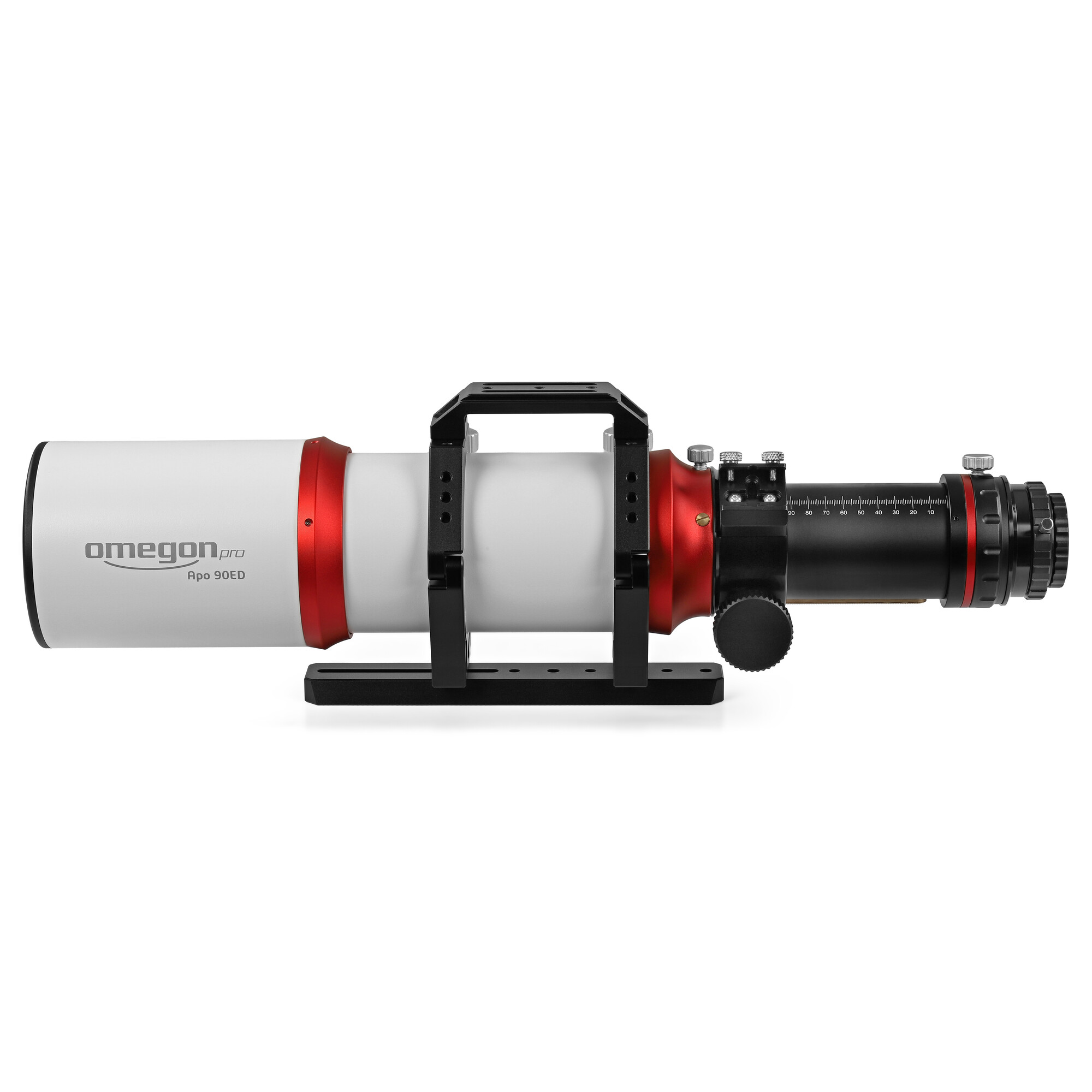 Ein weiß-rotes Omegon Pro Apo 90ED Teleskop mit schwarzen Halterungen und Fokussierer vor weißem Hintergrund.