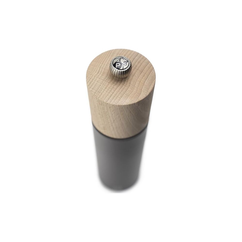 Eine hölzerne Pfeffermühle mit einem grauen Körper und einem silbernen Drehknopf auf weißem Hintergrund.