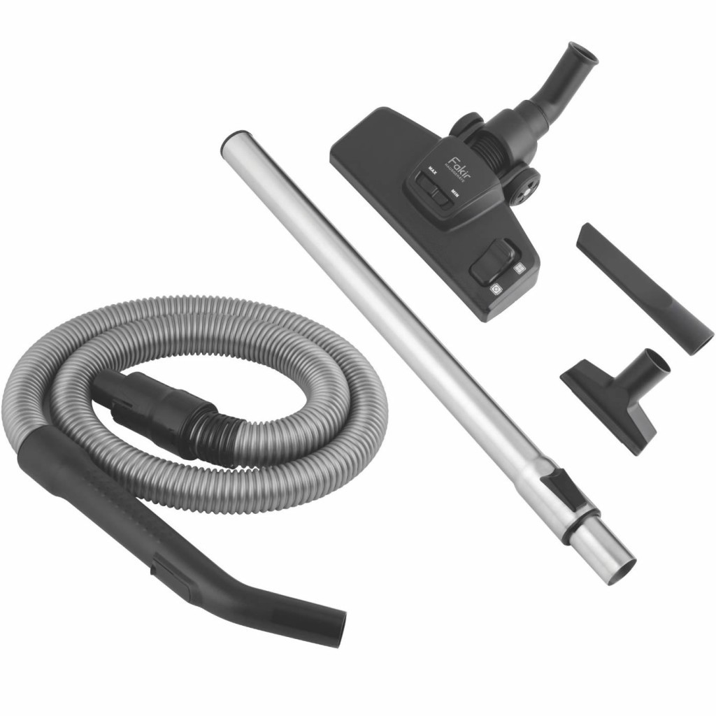 Gri hortum, metal boru, büyük yer başlığı ve iki küçük aparat içeren elektrikli süpürge aksesuarları.