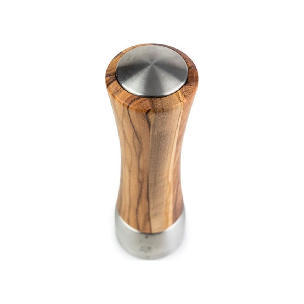 Eine Pfeffermühle aus Holz mit Edelstahl oben und unten auf weißem Hintergrund.