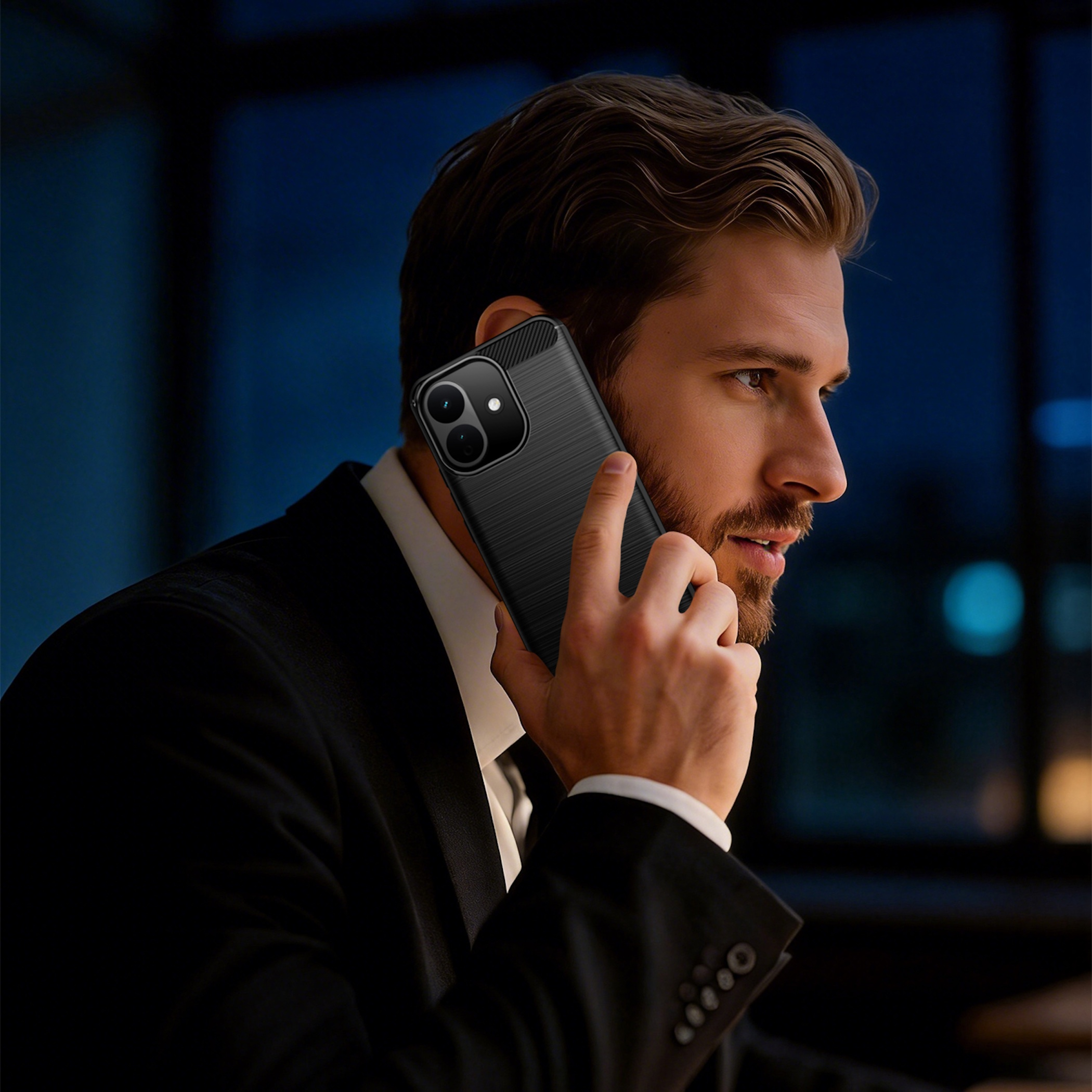 Ein Geschäftsmann im Anzug telefoniert vor einem verschwommenen Hintergrund mit seinem Smartphone.