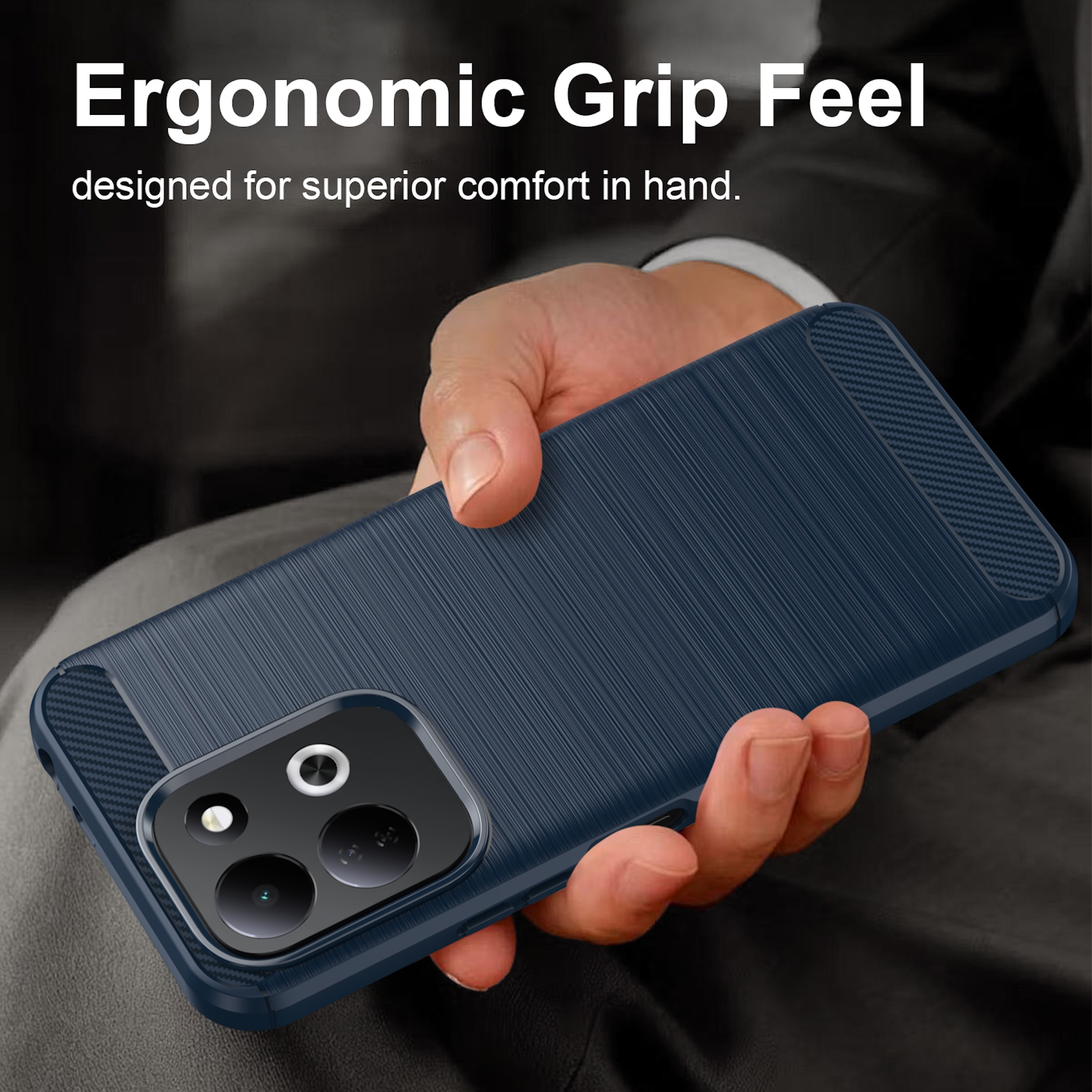 Eine Hand hält eine dunkelblaue, strukturierte Smartphone-Hülle mit Kameramodul.