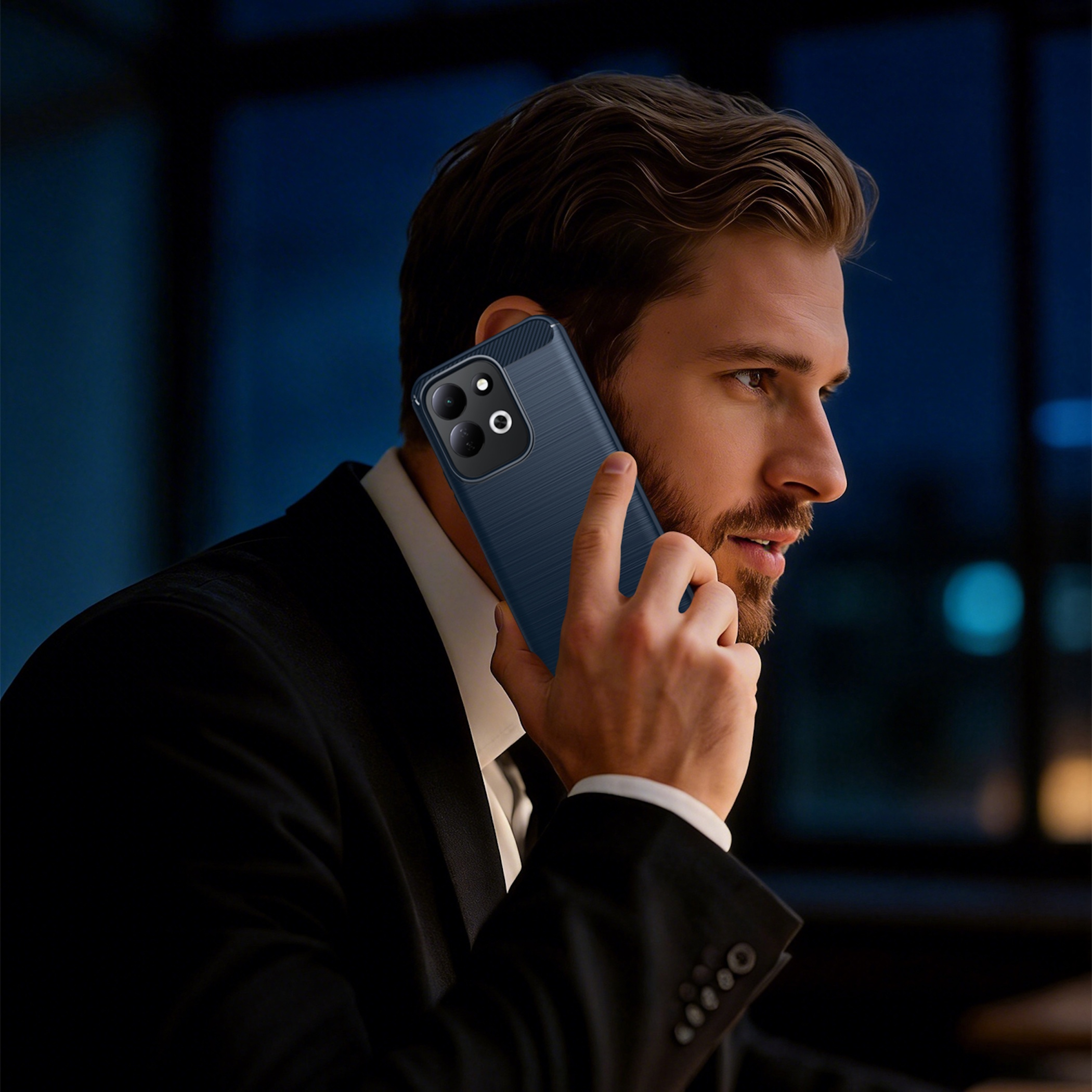 Ein Mann im Anzug telefoniert vor verschwommenem Hintergrund.