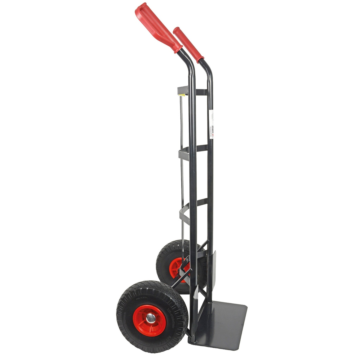 Eine schwarze Sackkarre mit roten Griffen und großen pannensicheren Reifen steht auf weißem Grund.