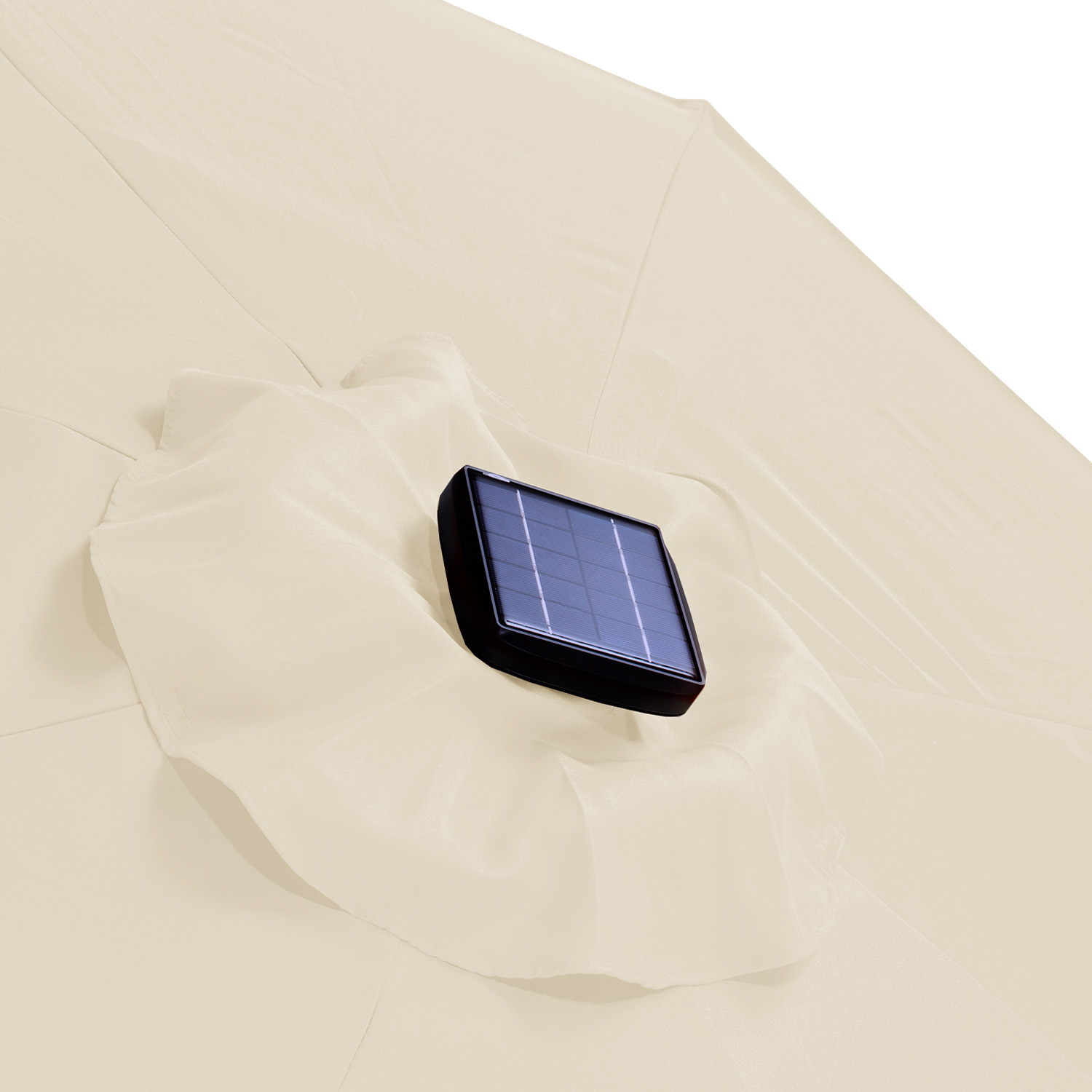 Ein kleines schwarzes Solarpanel ist oben auf einem beigen Sonnenschirm montiert.