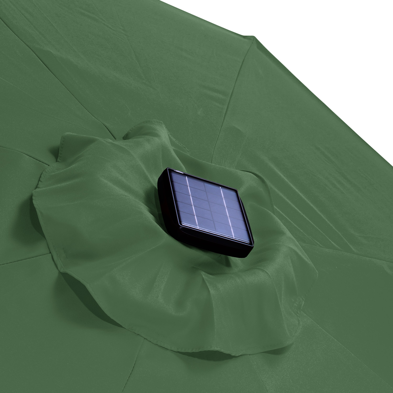 Ein kleines schwarzes Solarpanel ist mittig auf einem grünen Sonnenschirm angebracht.