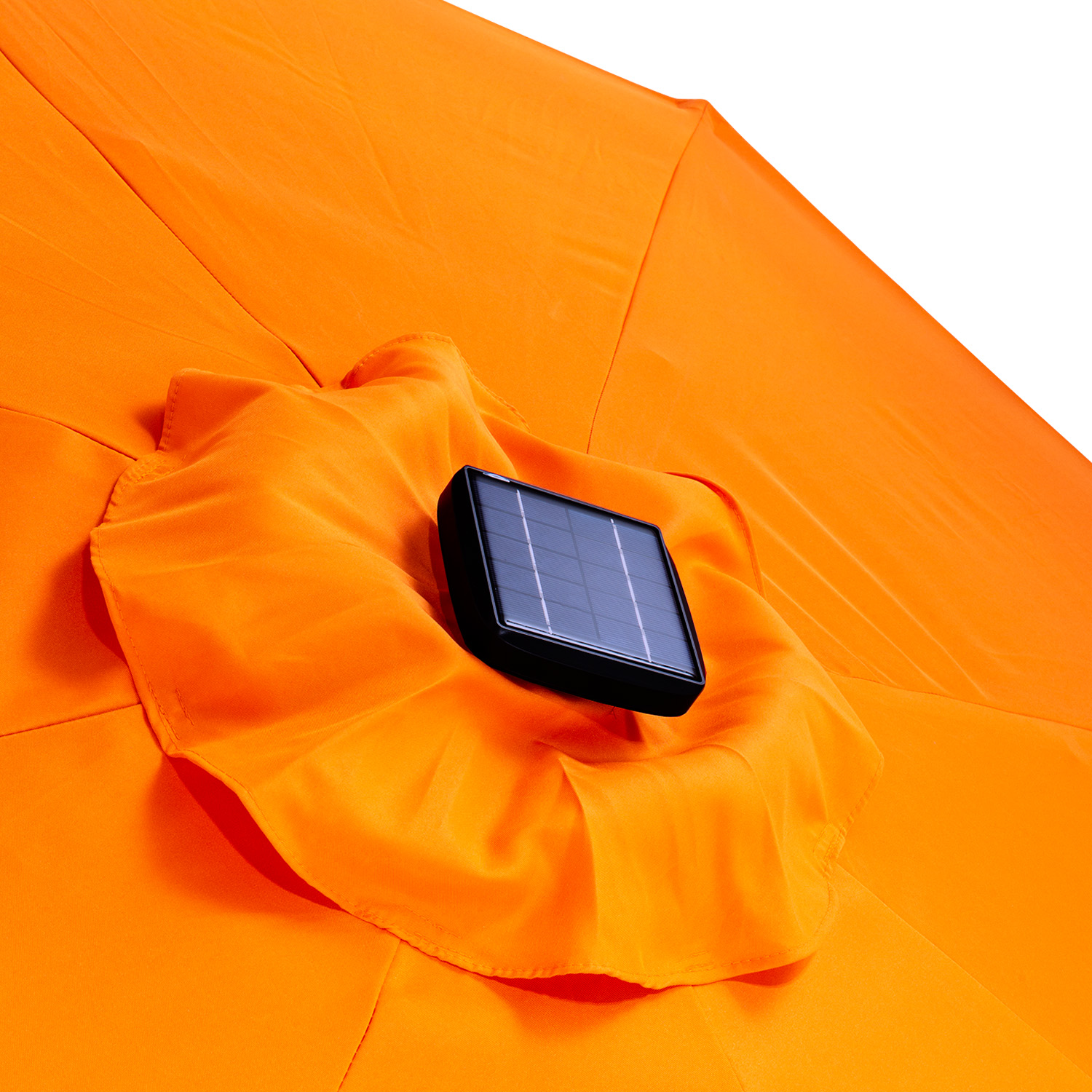 Ein kleines schwarzes Solarpanel ist in der Mitte eines großen orangen Sonnenschirms montiert.