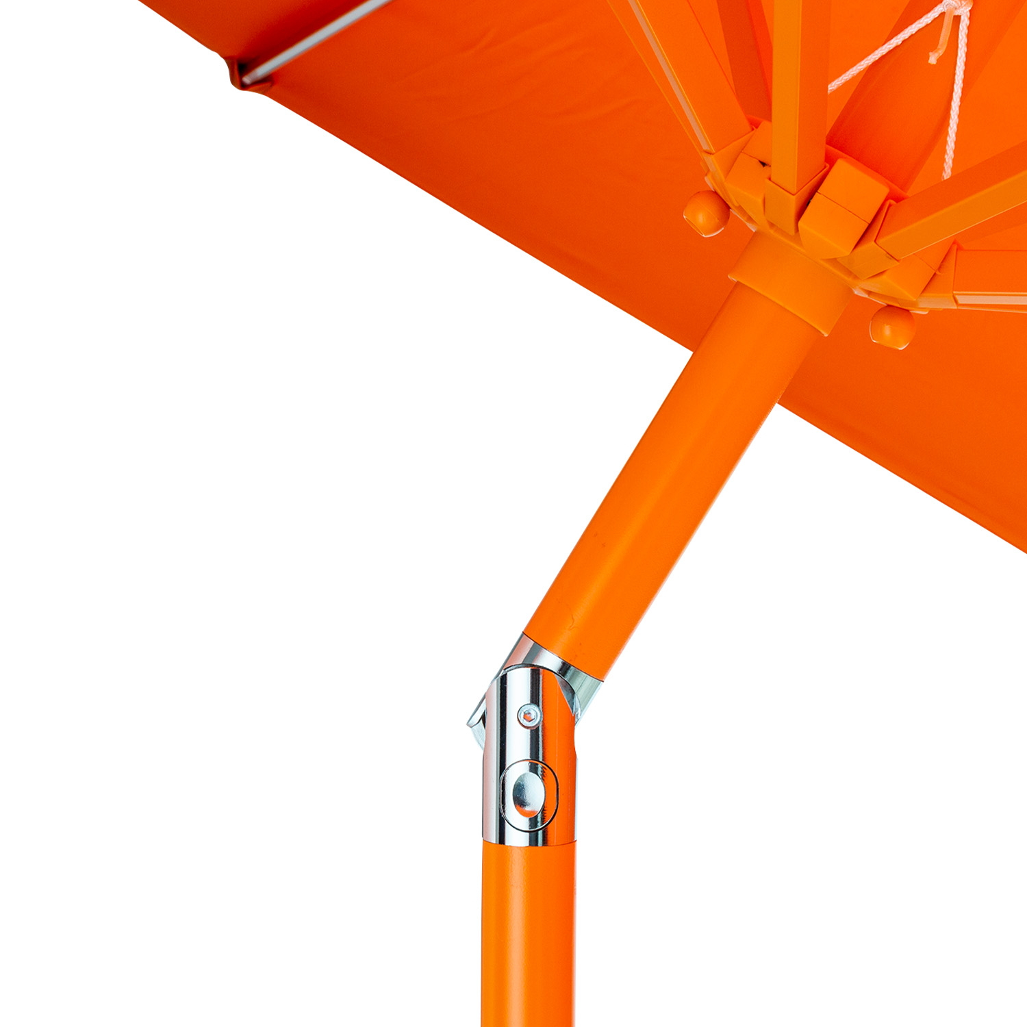 Unterseite eines leuchtend orangefarbenen Sonnenschirms mit Metallgelenk.