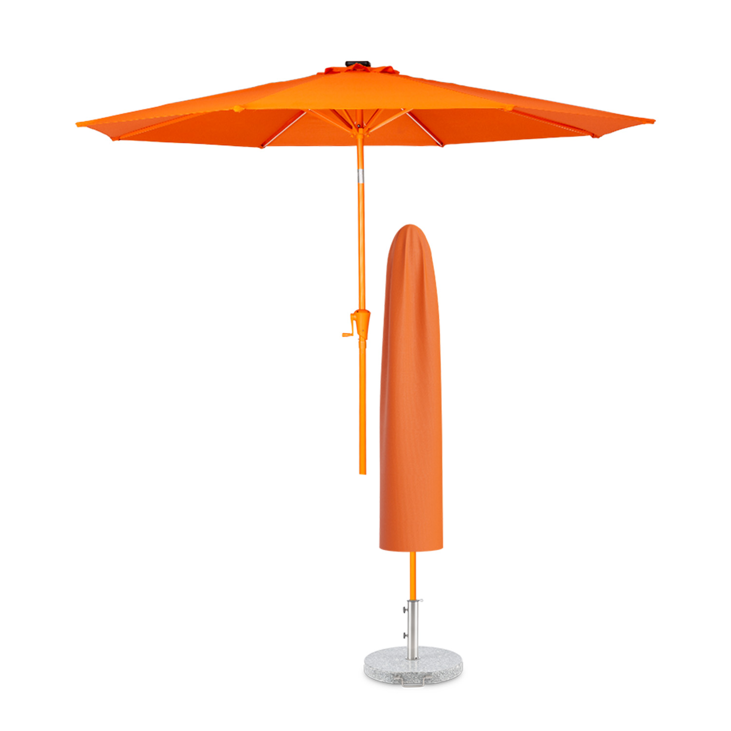 Ein offener orangefarbener Sonnenschirm mit einem runden grauen Sockel und einer dazu passenden Schutzhülle.