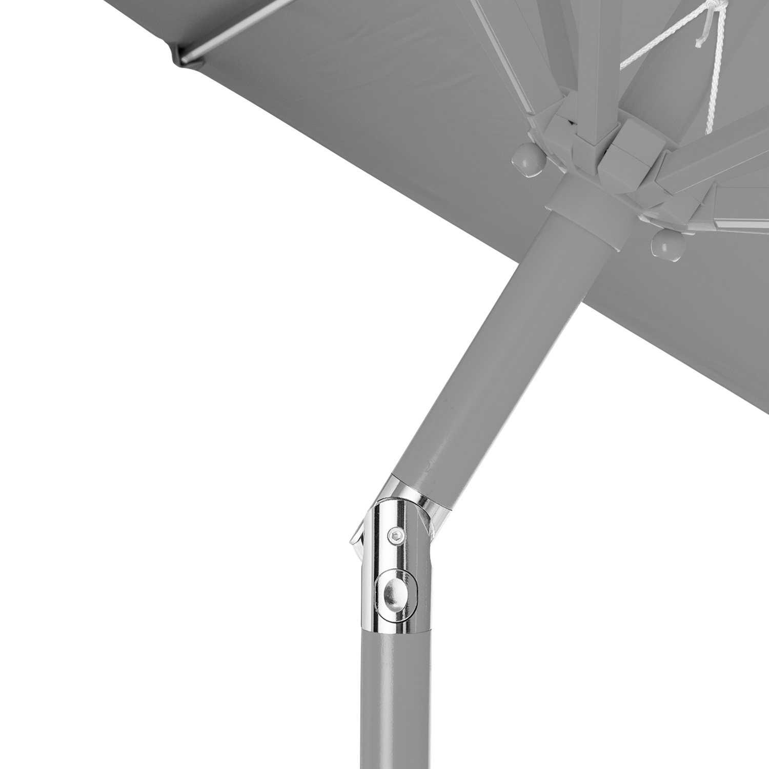 Nahaufnahme des silbernen Metallgelenks eines grauen Sonnenschirms mit offenem Schirmdach.
