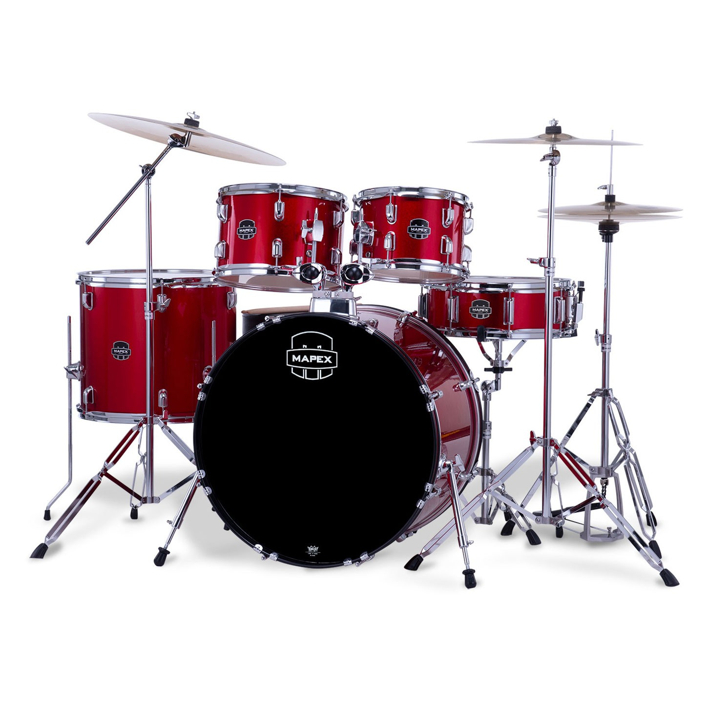 Krom donanımlı ve zilli parlak kırmızı Mapex davul seti, beyaz arka plan üzerinde.