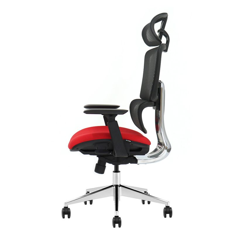 Seitenansicht eines ergonomischen Buerostuhls mit rotem Sitz, schwarzer Netzrueckenlehne und Chromgestell mit Rollen.