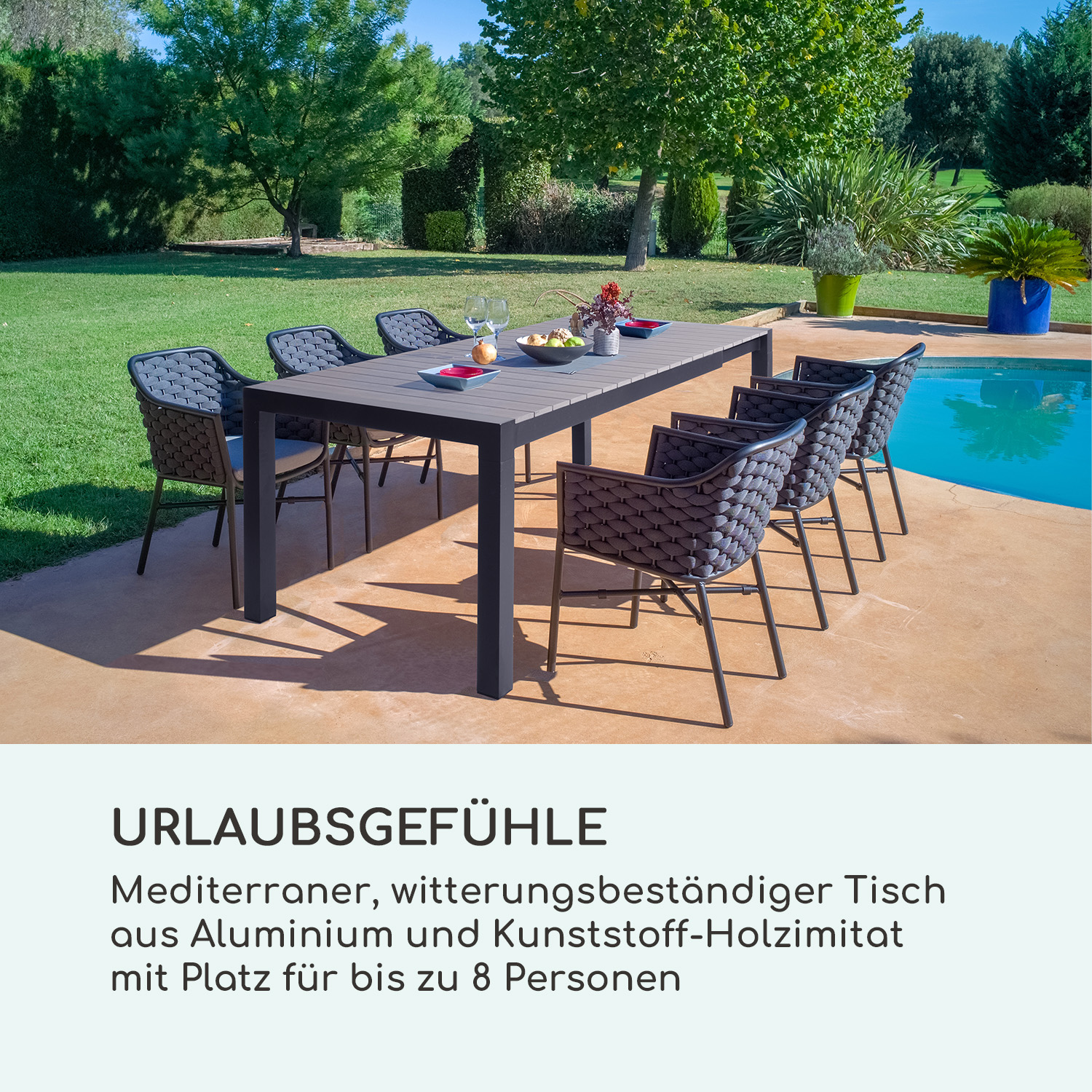 Moderne Gartengruppe mit grauem Tisch und geflochtenen Sesseln an einem Swimmingpool im Garten.