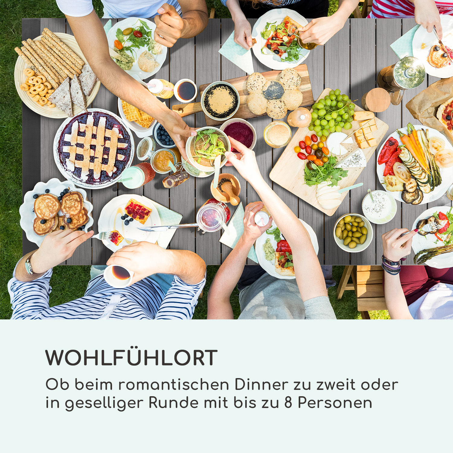 Top-down-Ansicht eines gedeckten Tisches mit viel Essen und mehreren Personen.
