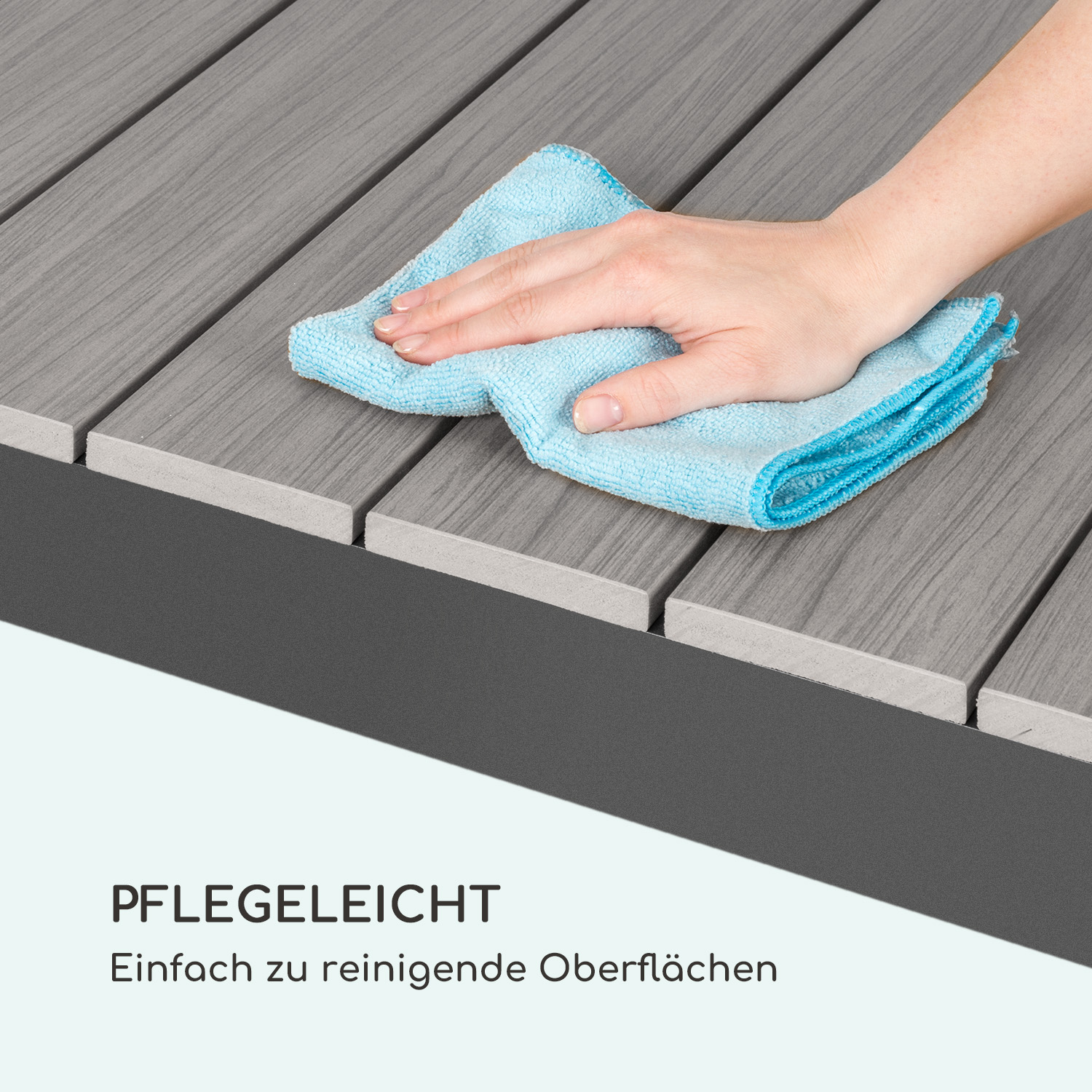Eine Hand reinigt eine graue Lamellenoberfläche mit einem blauen Mikrofasertuch.
