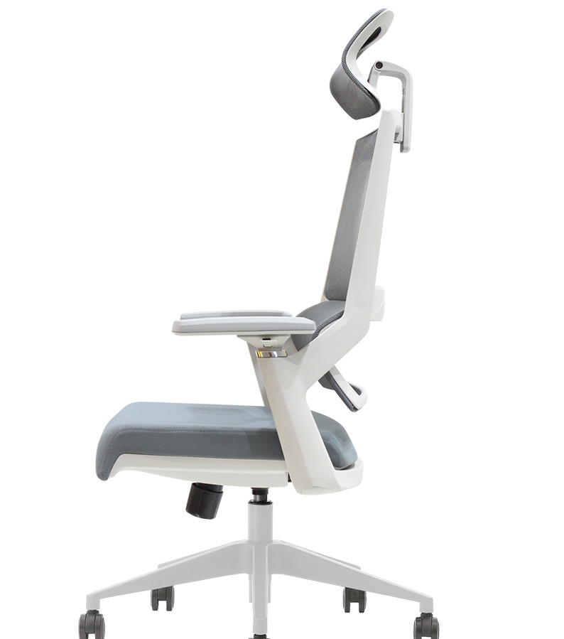 Seitenansicht eines modernen, ergonomischen Bürostuhls in Weiß und Grau mit Kopfstütze auf Rollen.