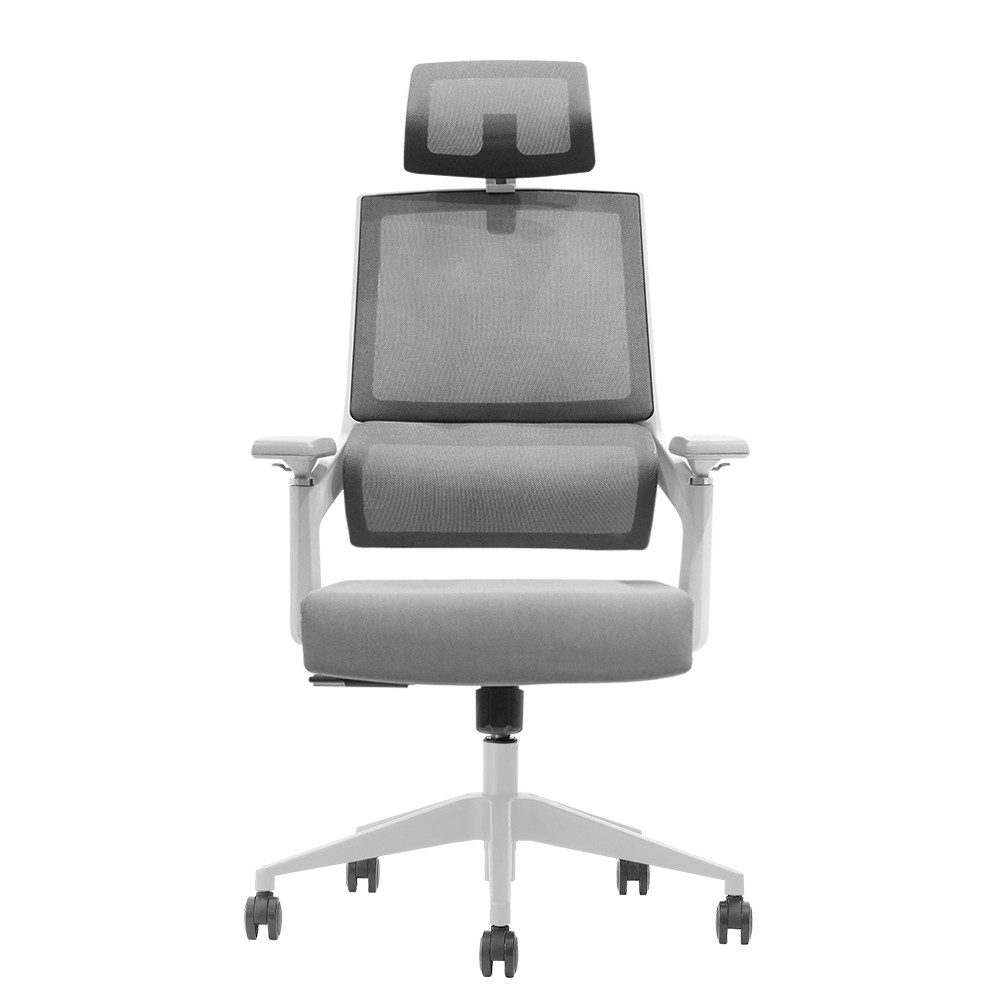 Moderner ergonomischer Buerostuhl mit grauen Mesh-Einsätzen, Kopfstütze und Rollen auf weißem Hintergrund.