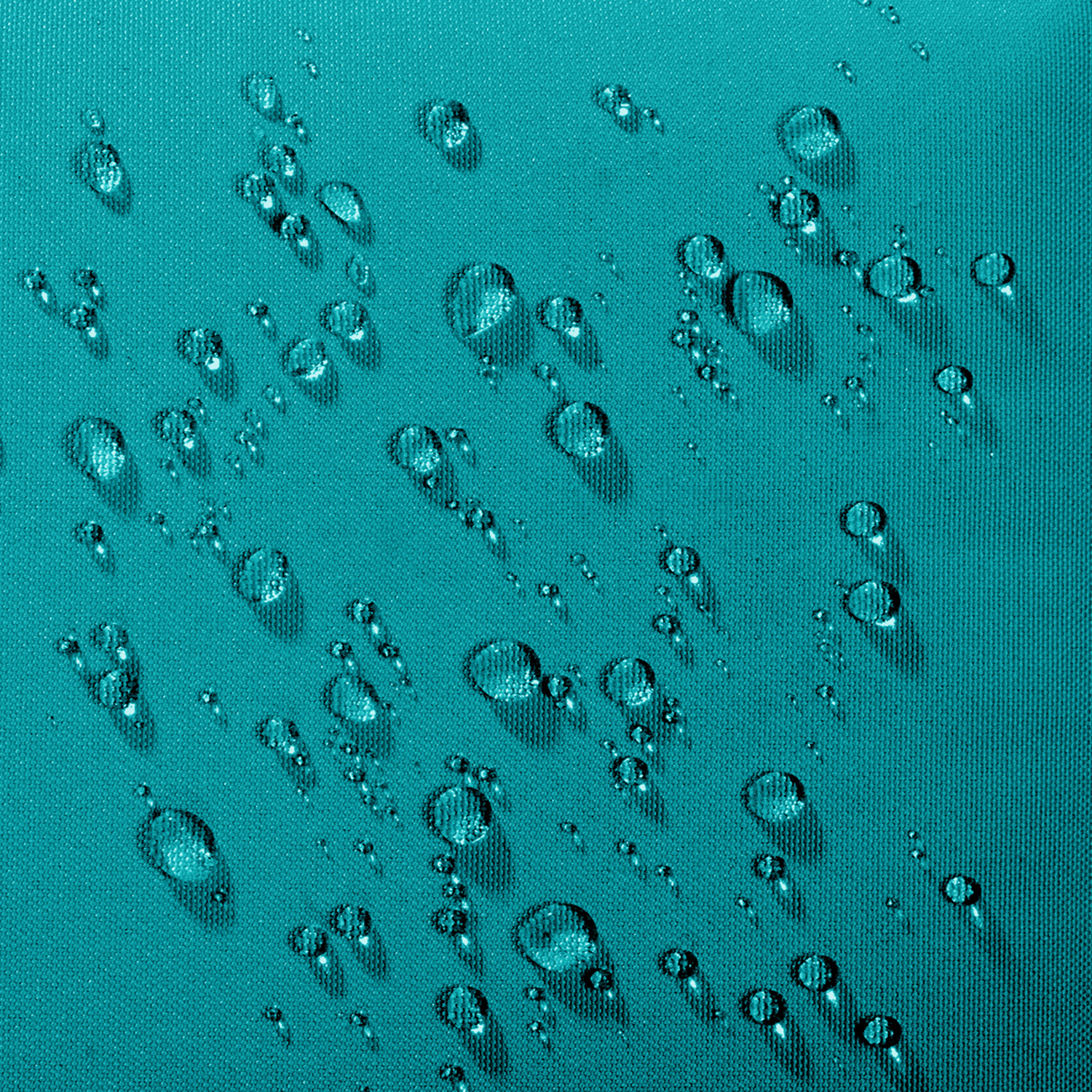 Wassertropfen auf einer strukturierten, türkisfarbenen Stoffoberfläche.