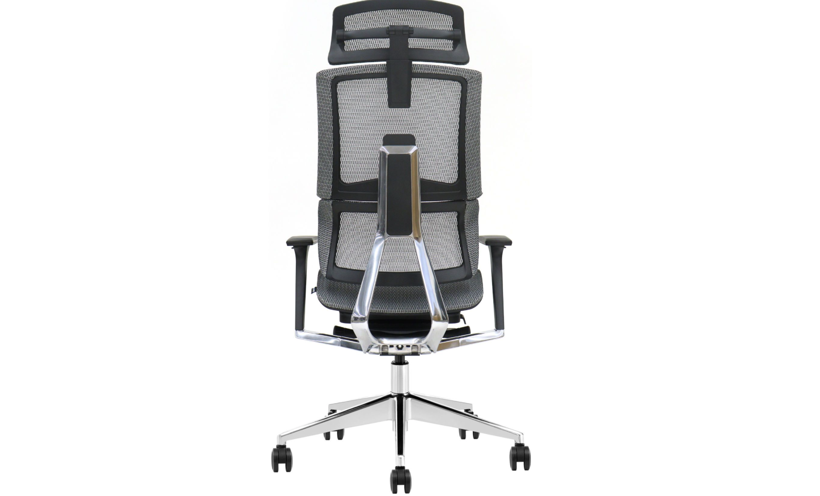 Rückansicht eines ergonomischen schwarzen Bürostuhls mit Netzgewebe und Chromgestell auf Rollen.