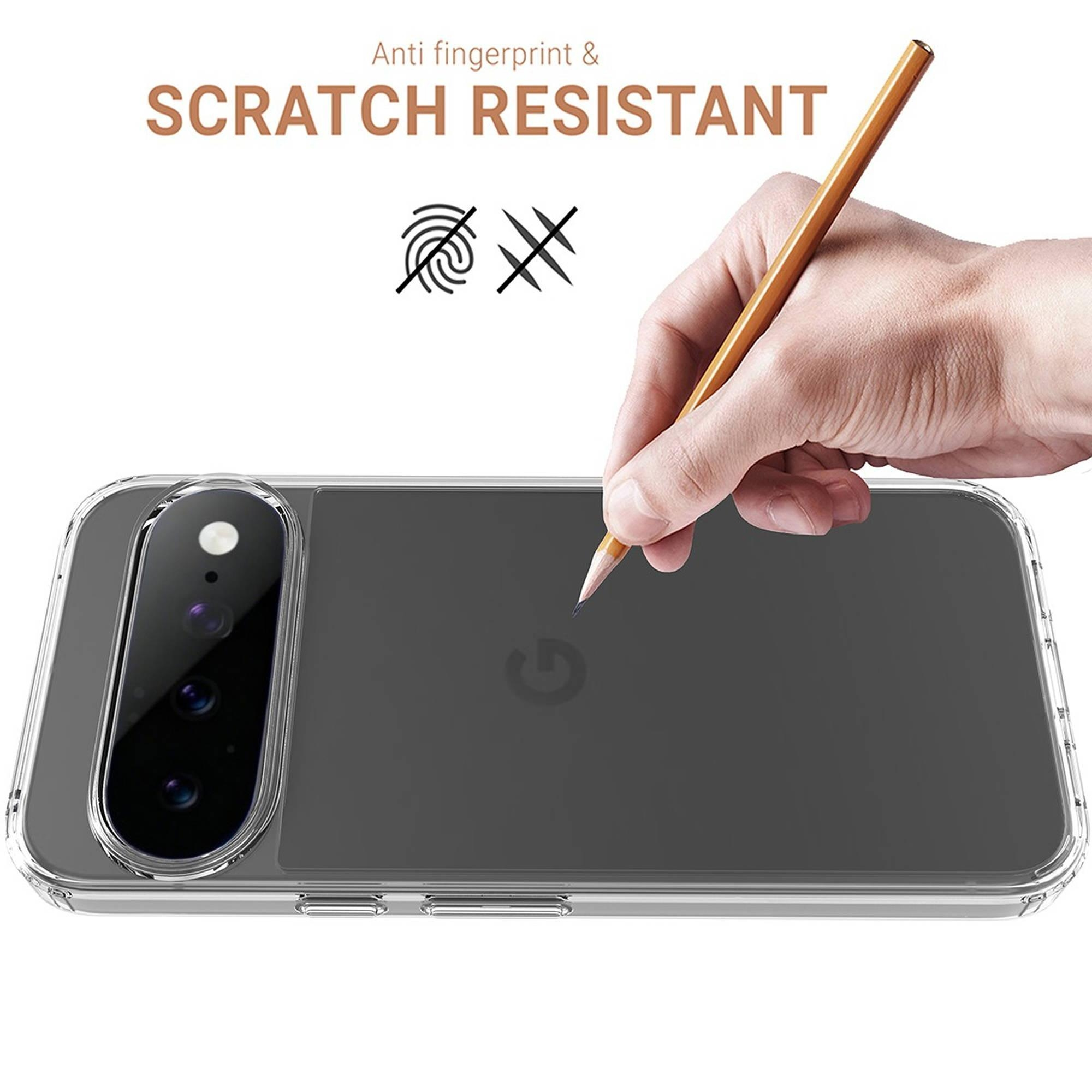 Eine Hand zerkratzt eine klare Handyhülle mit einem Bleistift, um Kratzfestigkeit zu zeigen.